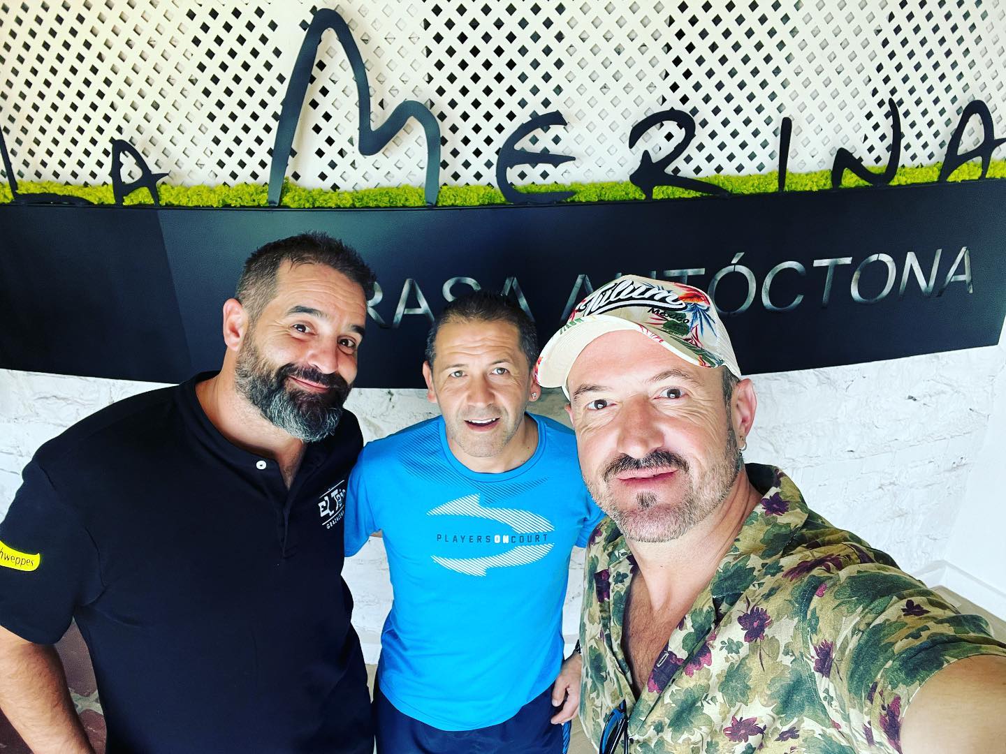 El actor Alex O’Dogherty en el restaurante de Grazalema La Merina Brasa Autóctona. FACEBOOK