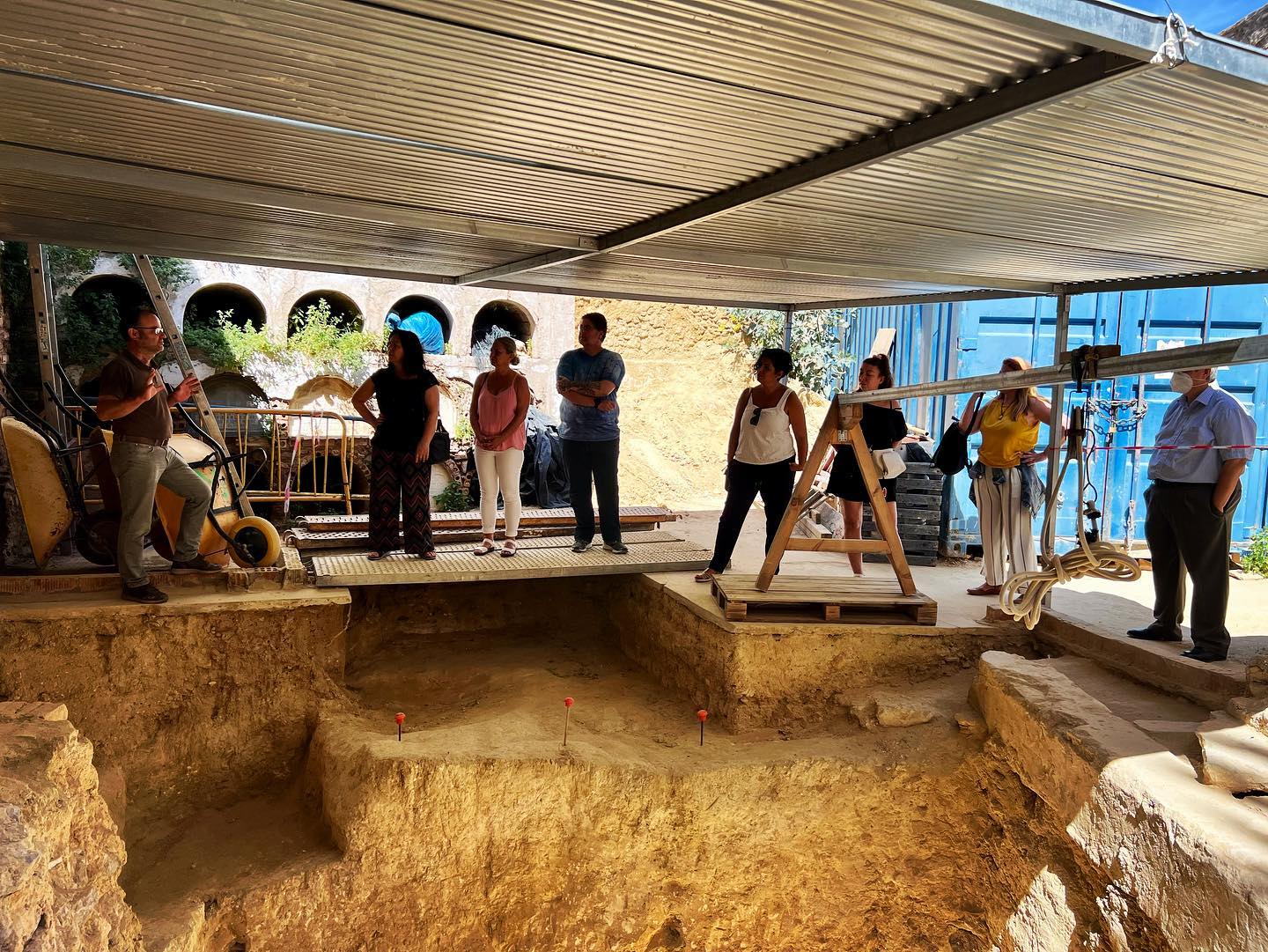 Familiares de las víctimas, en la fosa del cementerio de San Fernando, durante los trabajos de recuperación.