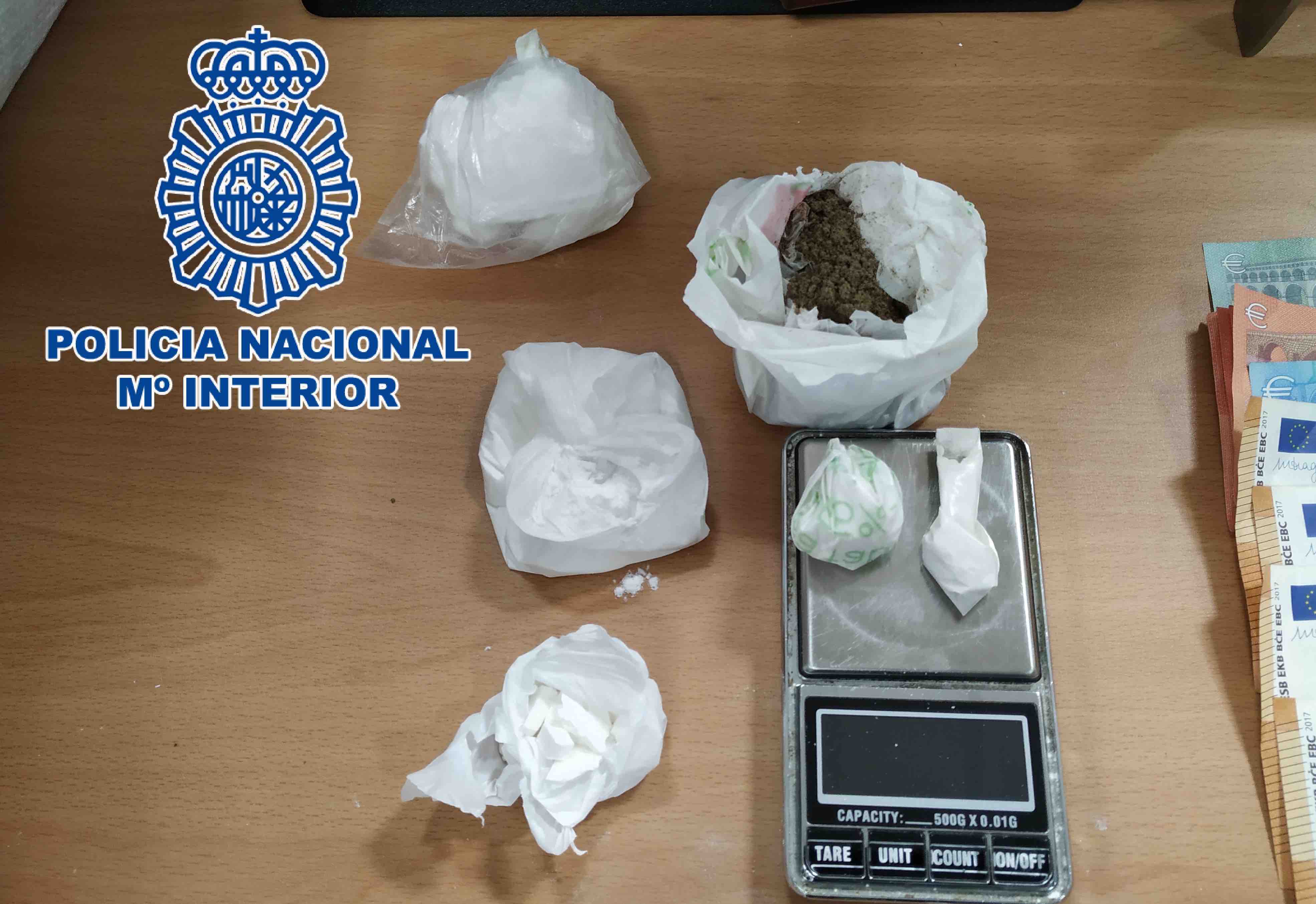 Peso y droga incautada por la Policía.