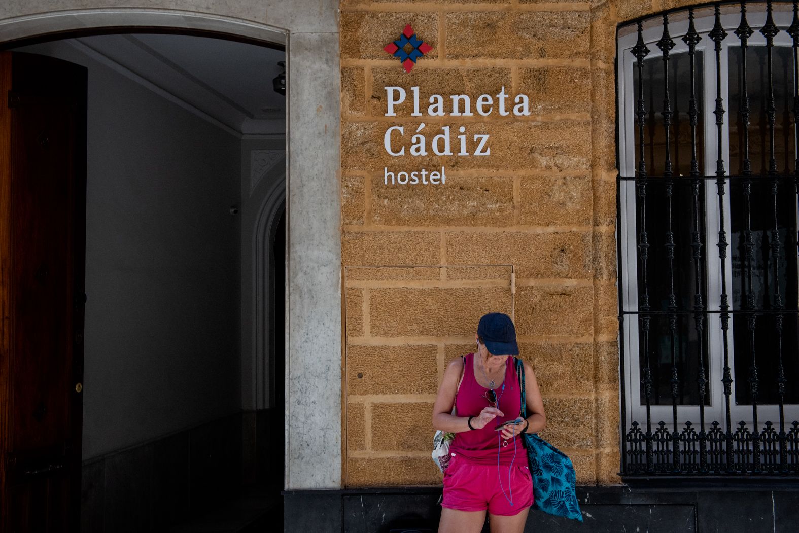 Una turista consulta su móvil este pasado verano en Cádiz.  