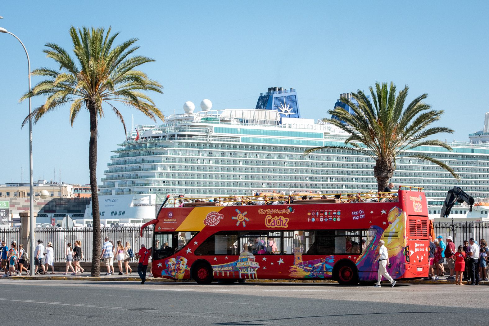 Un crucero lleno de turistas en su llegada a Cádiz.  La Junta rechaza la tasa turística.