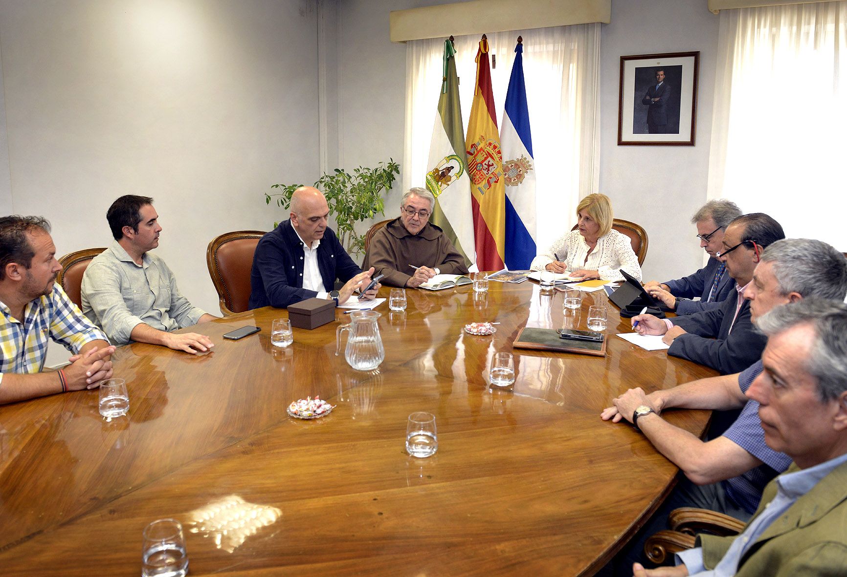 La alcaldesa y la comisión del centenario durante la reunión.