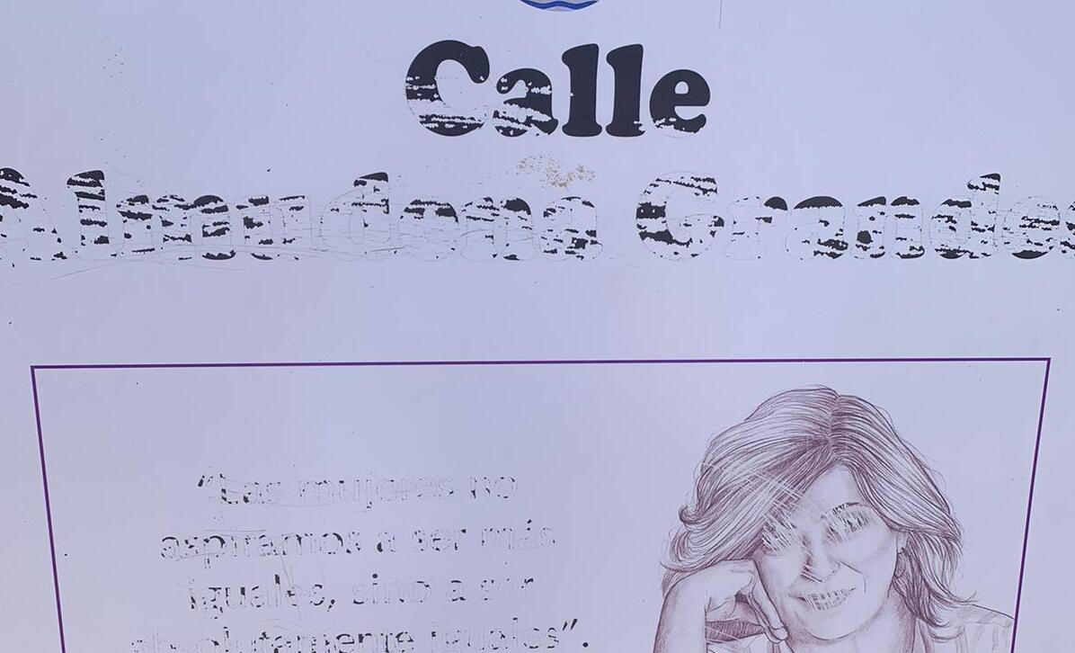 La calle Almudena Grandes, en Chiclana, con el letrero vandalizado.