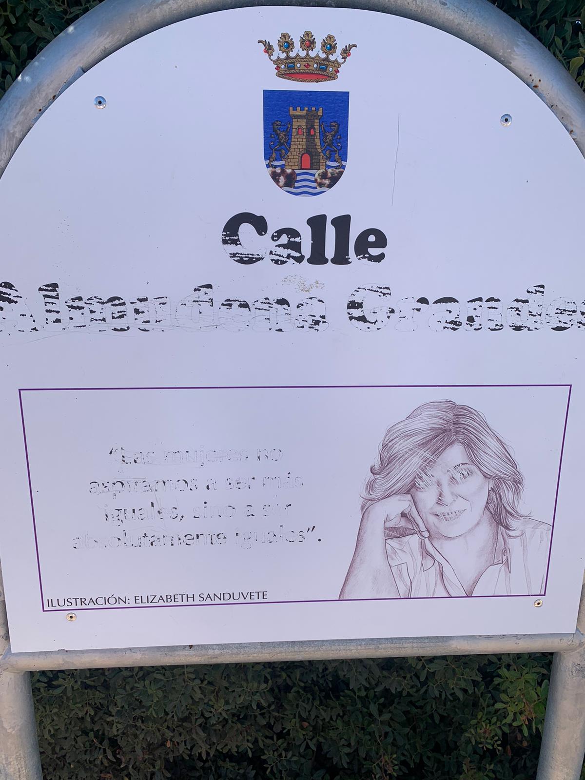 Estado en que ha quedado el letrero dedicado a Almudena Grandes.