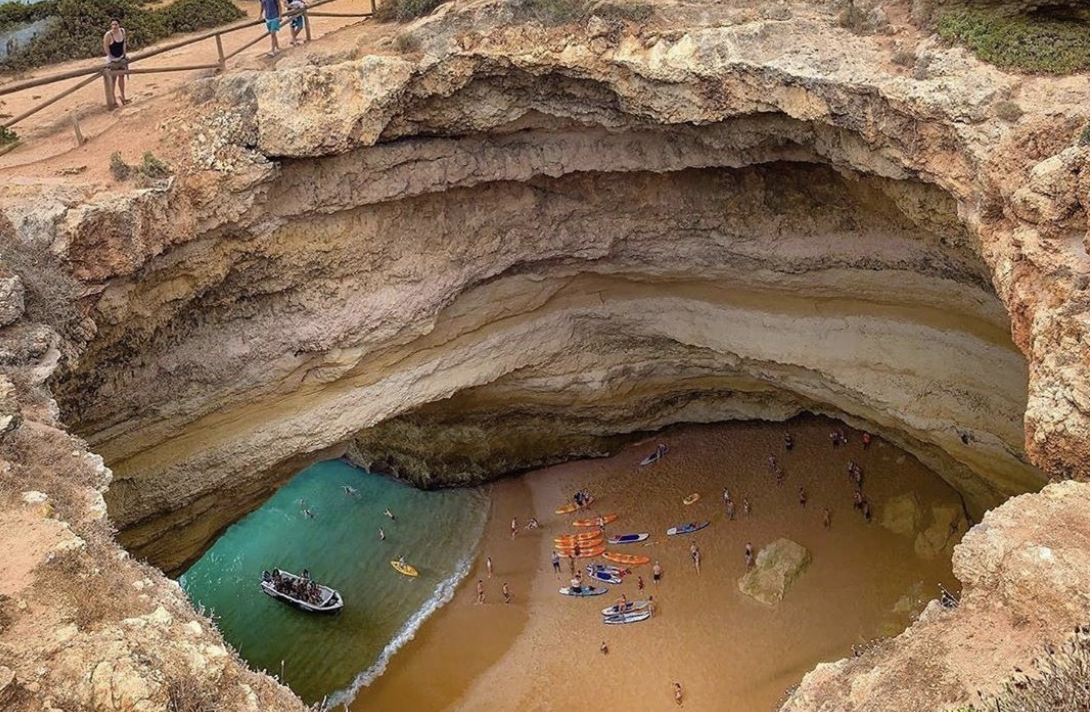 Cueva de Benagil, increíble playa-cueva en Portugal, en una foto subida a Twitter por Vickie Schneider.