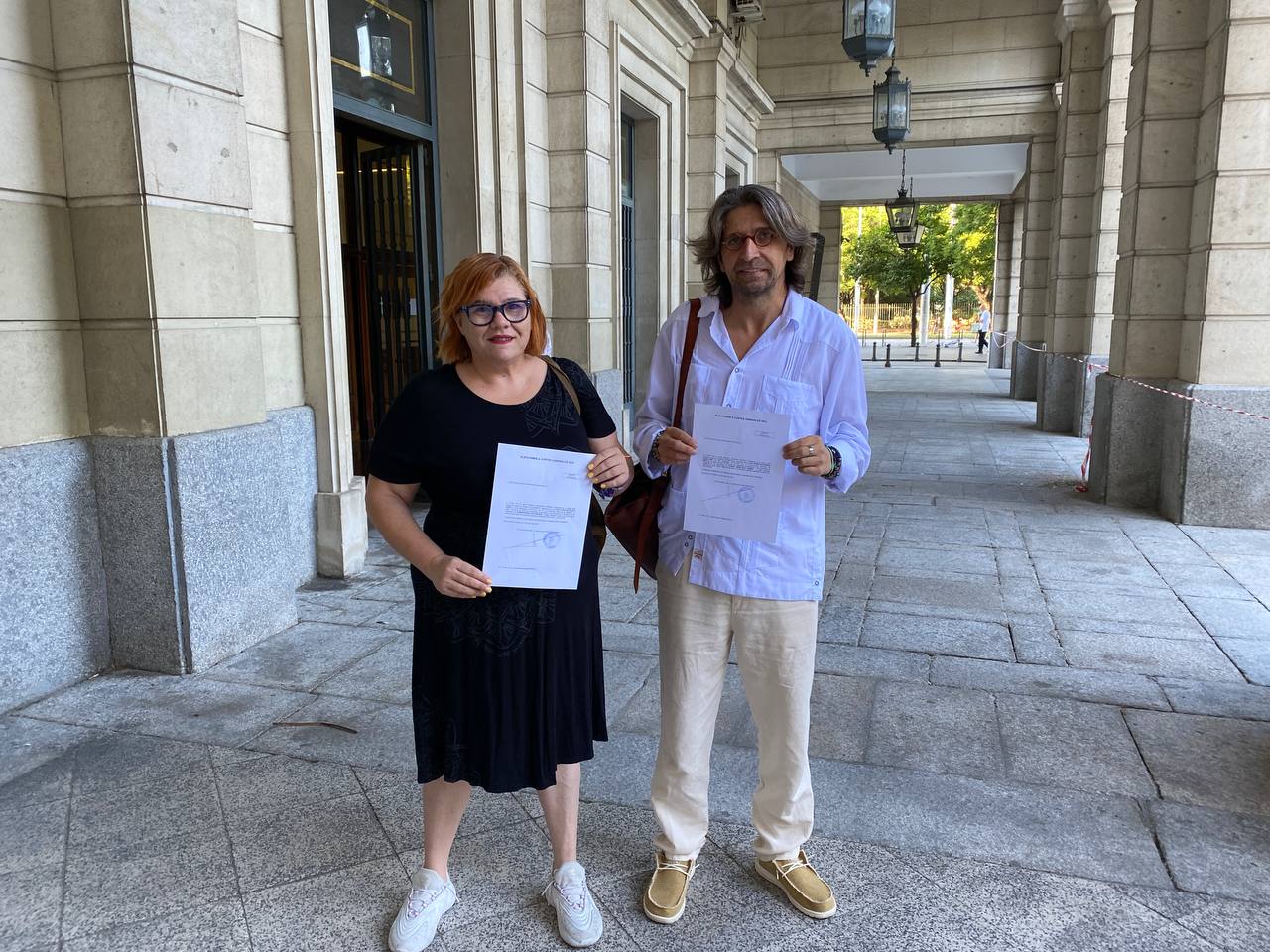 Engracia Rivera y Francisco Sierra recogiendo sus actas de diputados por Sevilla.