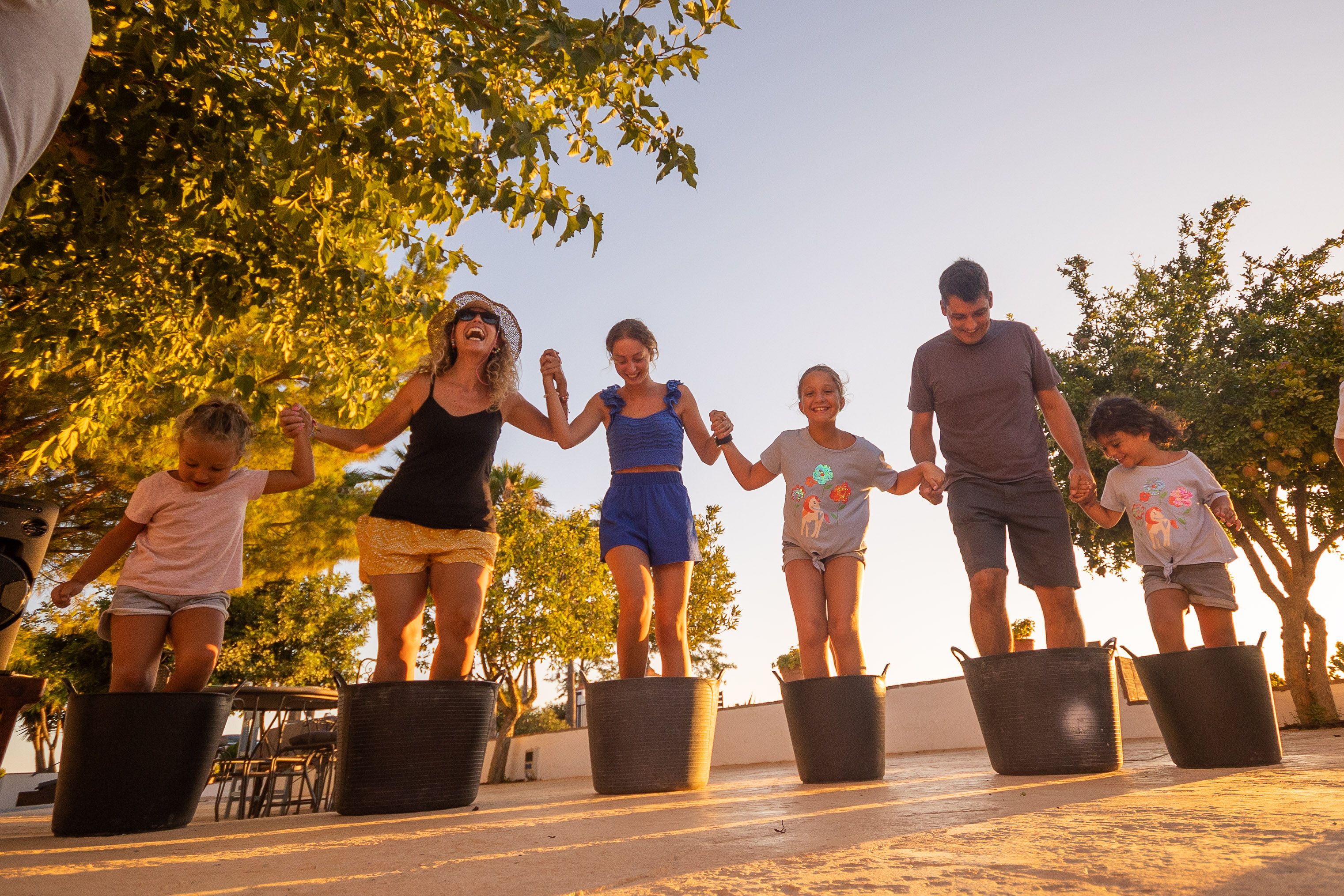 Vendimiadores por unas horas, la experiencia enoturística de la casa-viñedo Bendita Locura. En la imagen, una familia pisando la uva recogida por ellos. Vendimiadores por unas horas, la experiencia enoturística de la casa-viñedo Bendita Locura. En la imagen, una familia pisando la uva recogida por ellos.