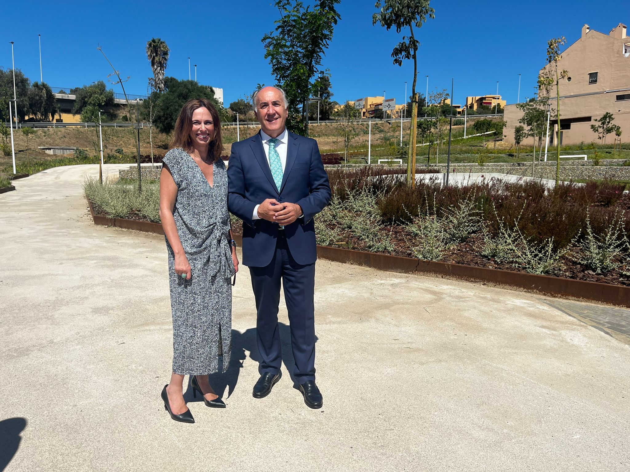 Rocío Díaz, consejera de Fomento, con José Ignacio Landaluce, alcalde de Algeciras en la nueva playa de la Concha