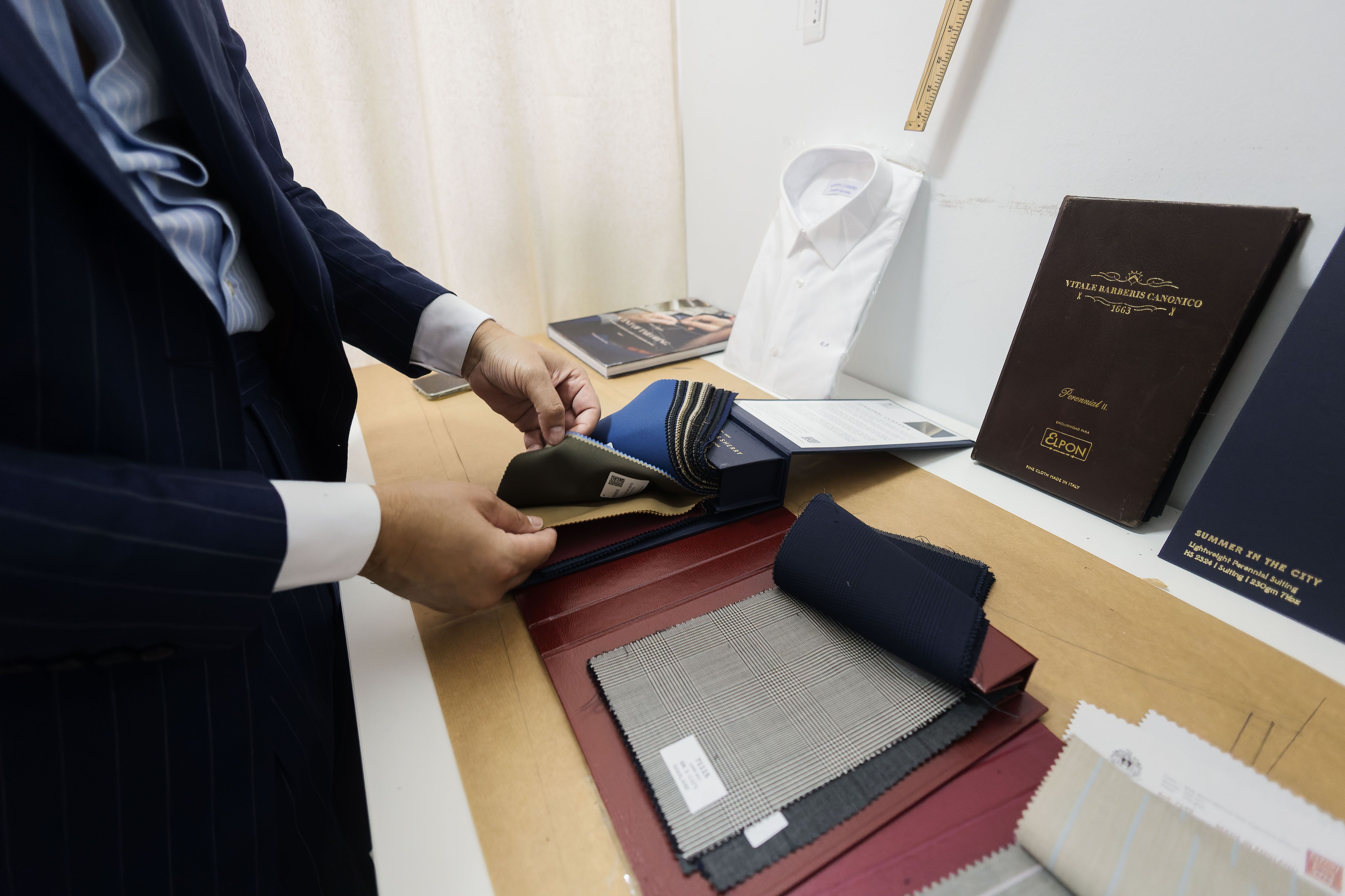 Antonio Carpio mirando texturas en un muestrario de telas. CANDELA NÚÑEZ