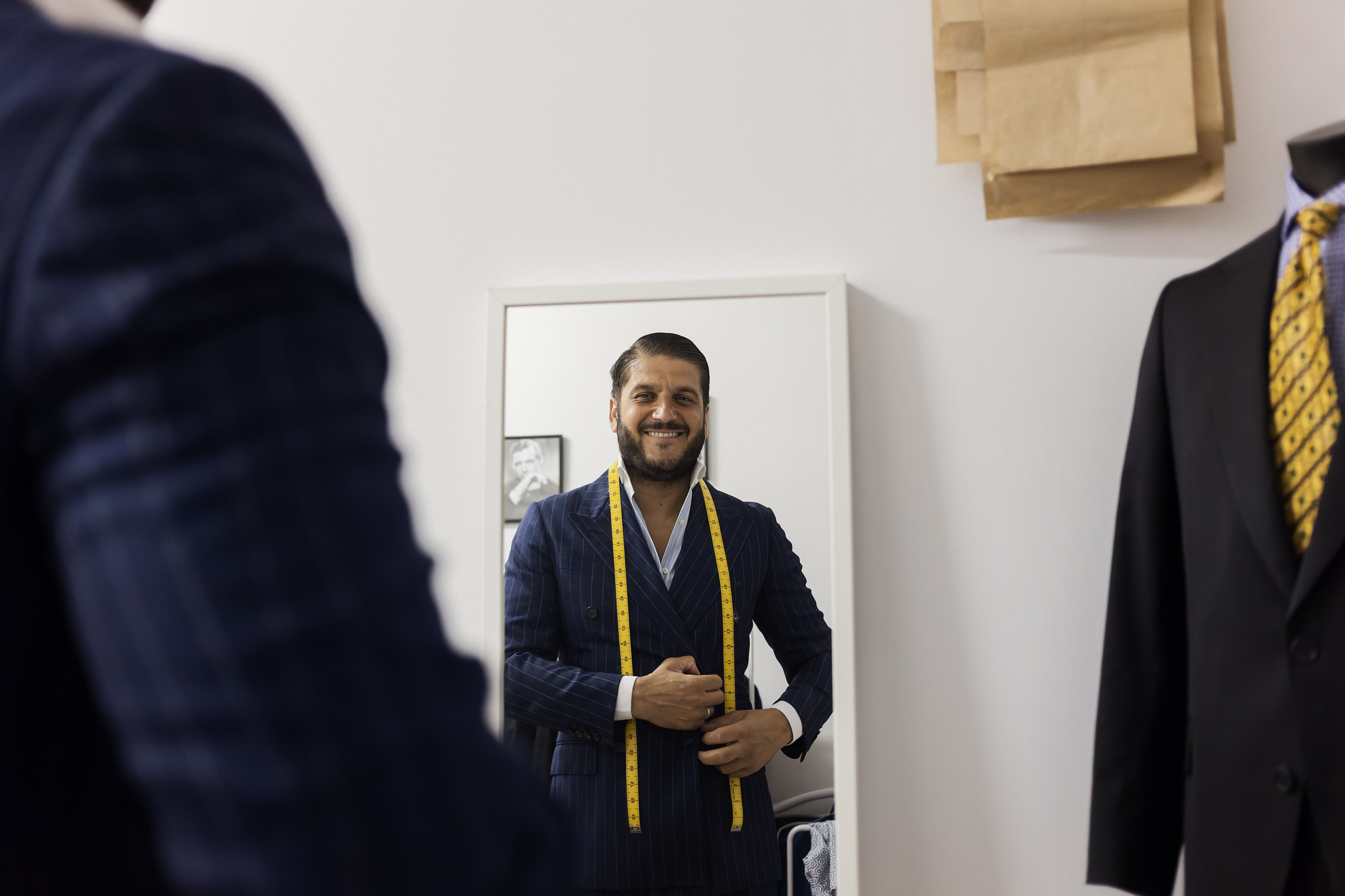Antonio Carpio, sonriente, en su taller entre trajes y diseños.      CANDELA NUÑEZ