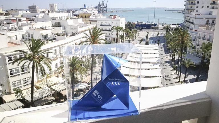 Una pajarita azul en el balcón principal del Ayuntamiento de Cádiz. FOTO: ASPAPEL