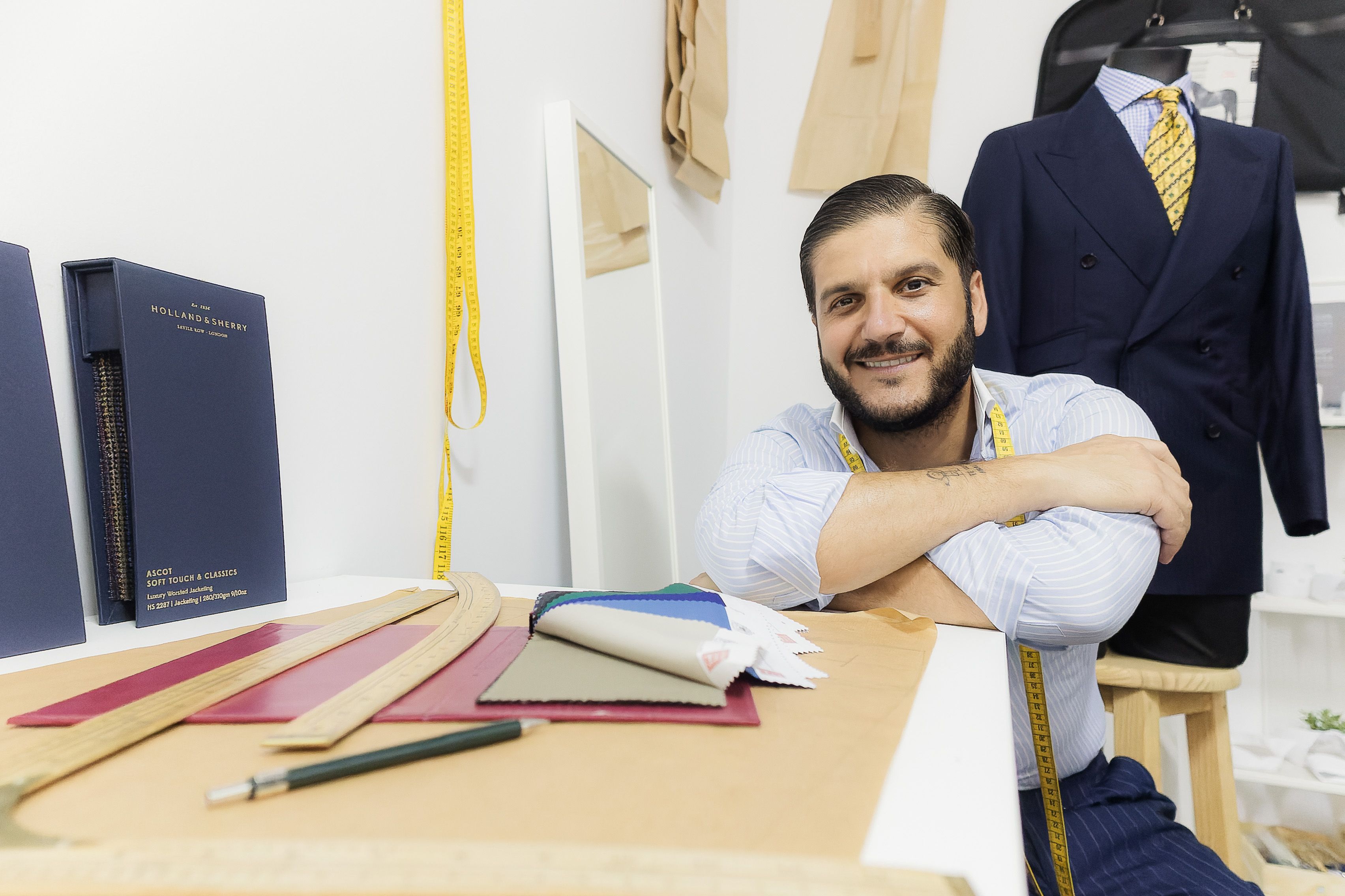 Antonio Carpio posando en su taller sobre la mesa de trabajo.