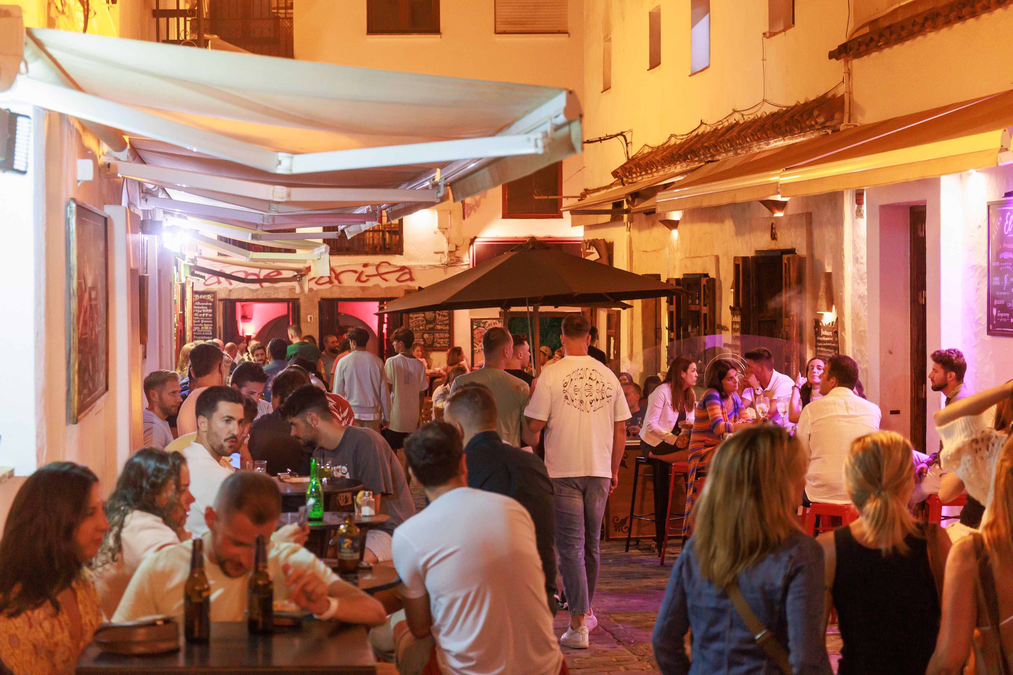 La calle Cervantes de Tarifa, uno de los sitios de ocio nocturno.