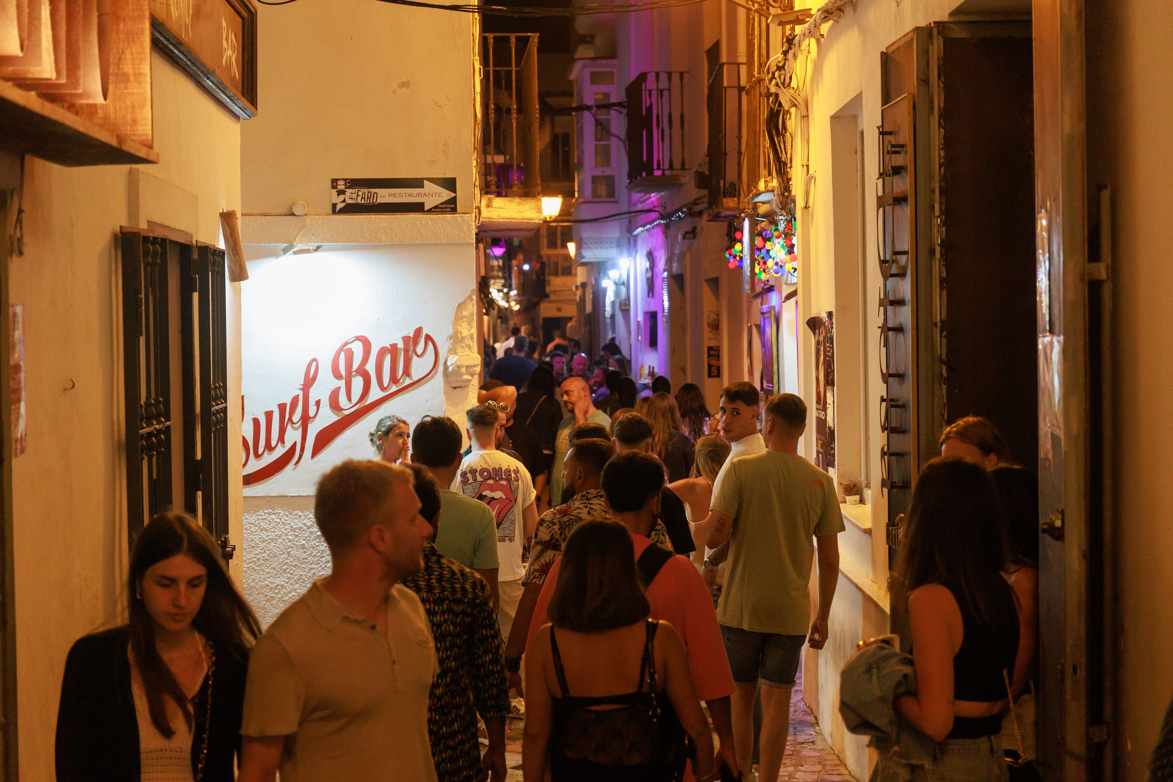 La calle Cervantes de Tarifa, en la noche de este primer miércoles de agosto.    JUAN CARLOS TORO