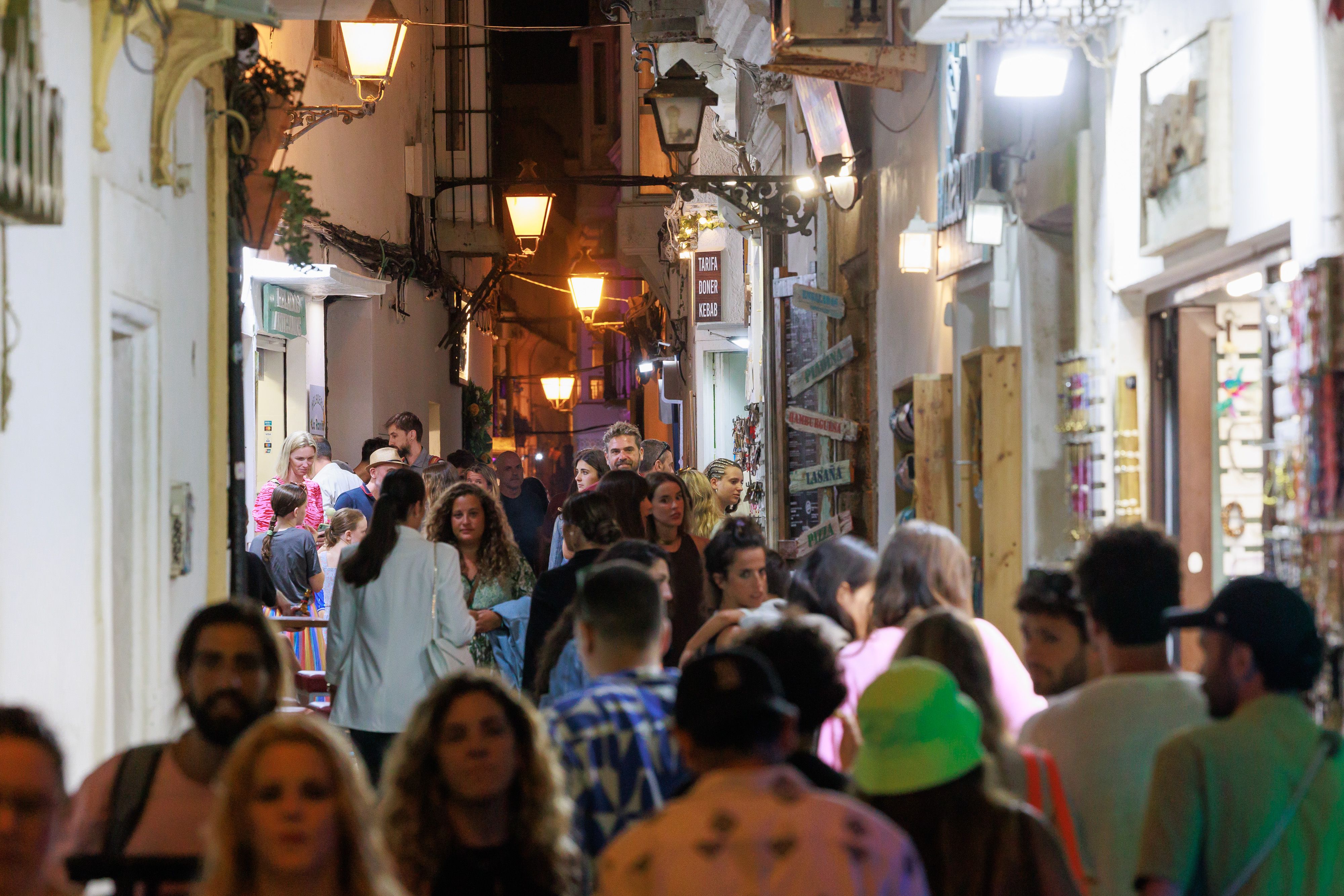 Un de las calle mas concurridas de Tarifa por la noche.