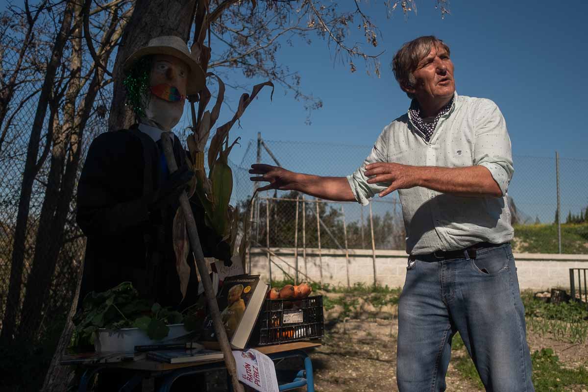 Paco Lara junto a 'don Zanahorio', en la escuela rural de Lomopardo. FOTO: MANU GARCÍA
