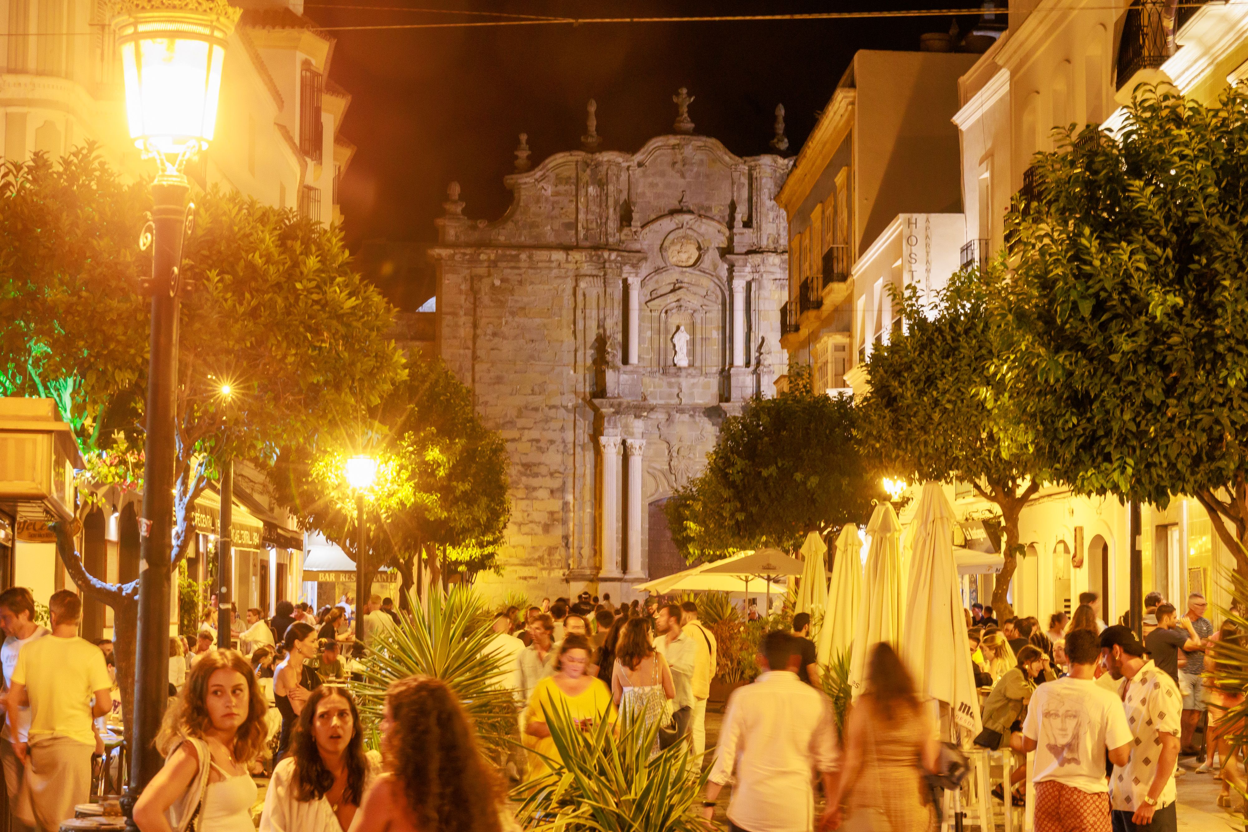 Gente y terrazas llenas en la calle Sancho IV El Bravo.