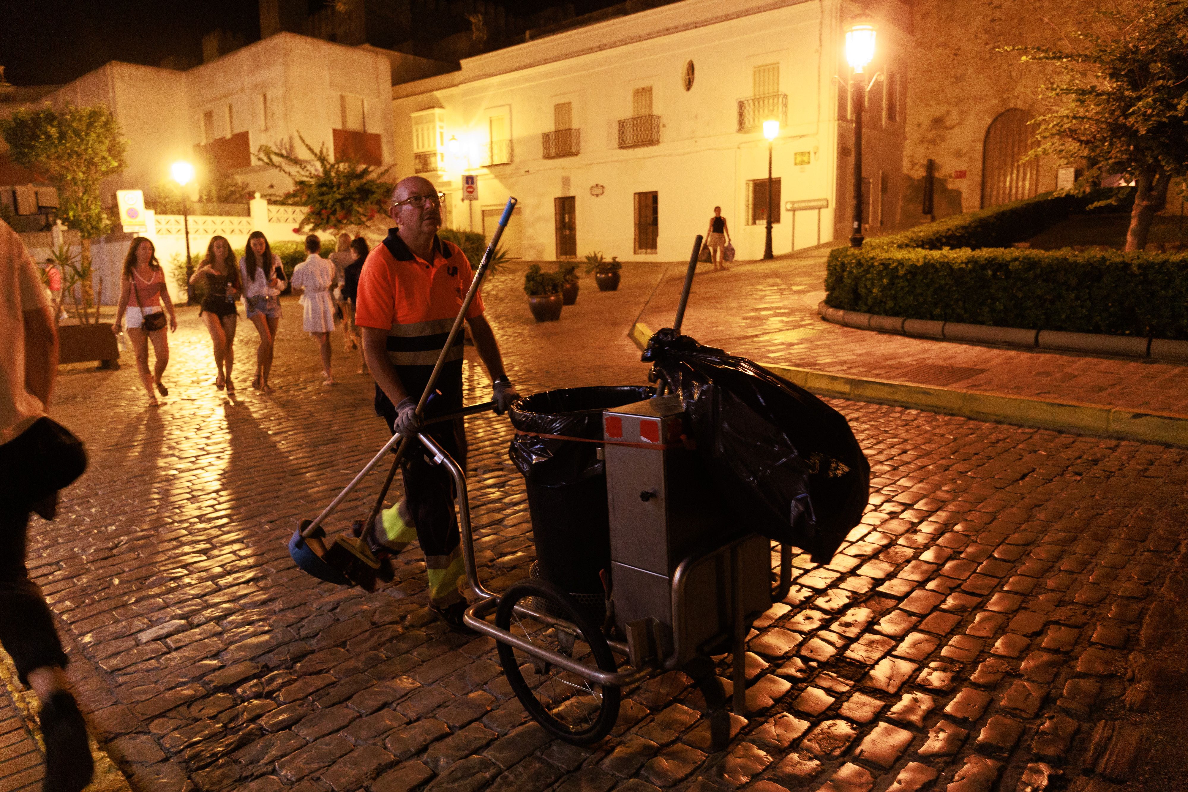 Un trabajo municipal de la limpieza por la noche en Tarifa.