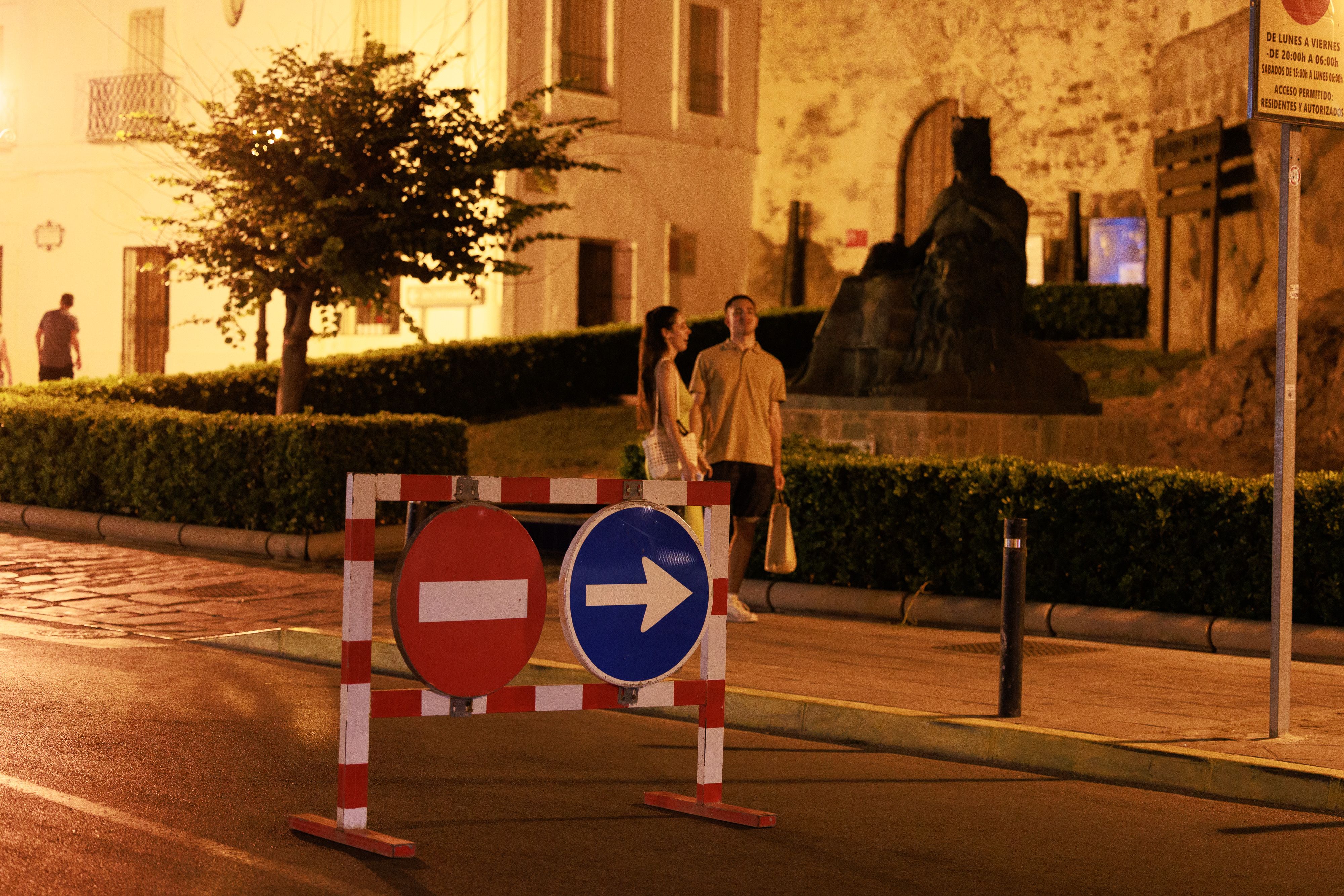 Una calle que se corta al tráfico en los meses de más afluencia de turismo en Tarifa.