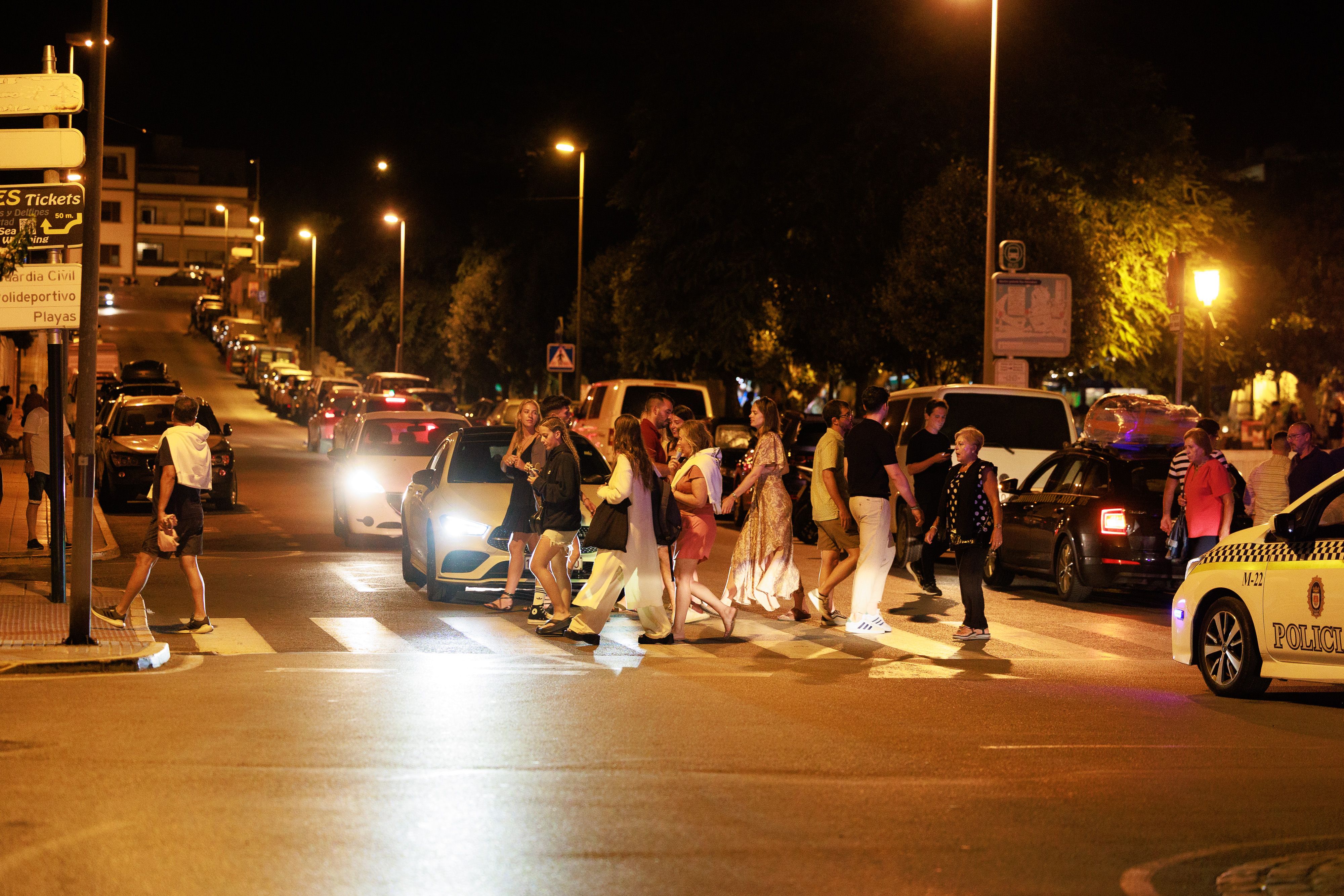 Uno de los pasos de peatones que la policía tiene que regular el trafico.