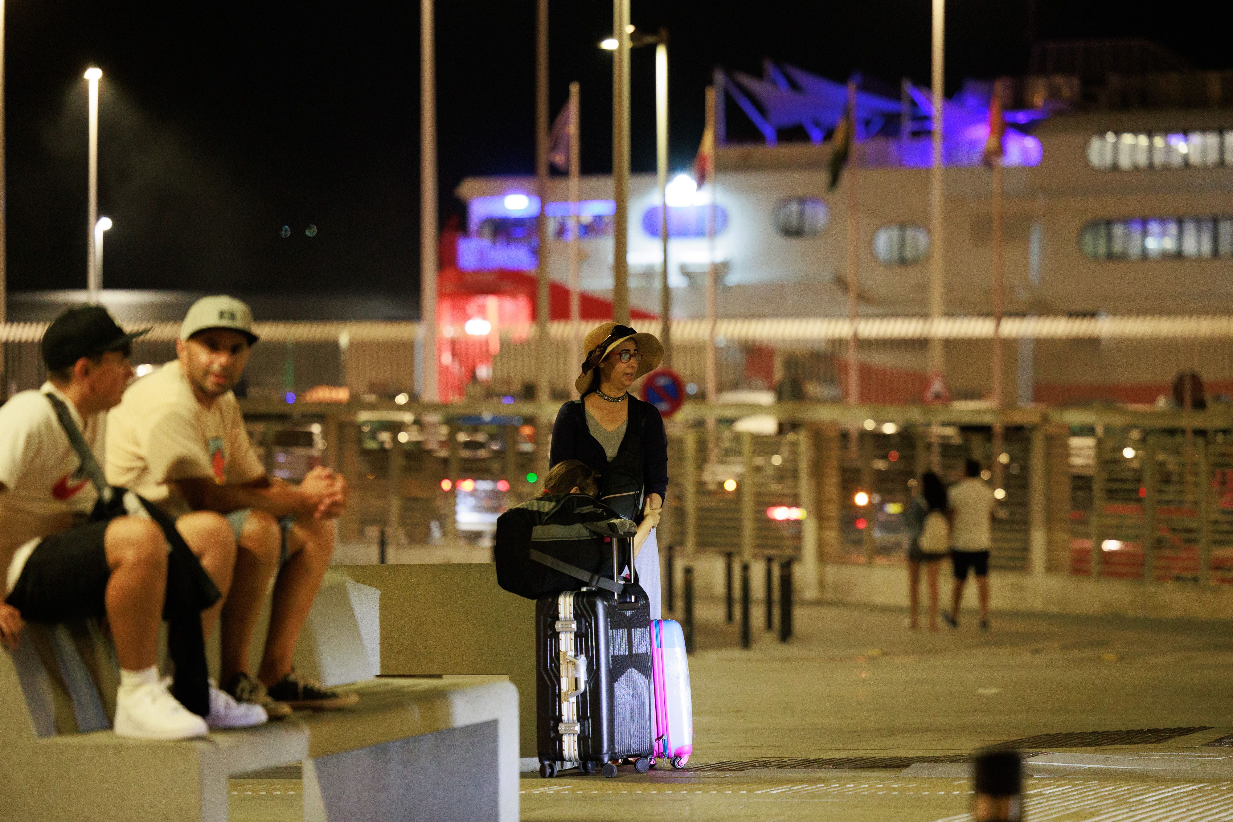 Una mujer con una maleta junto al ferry de Tarifa.