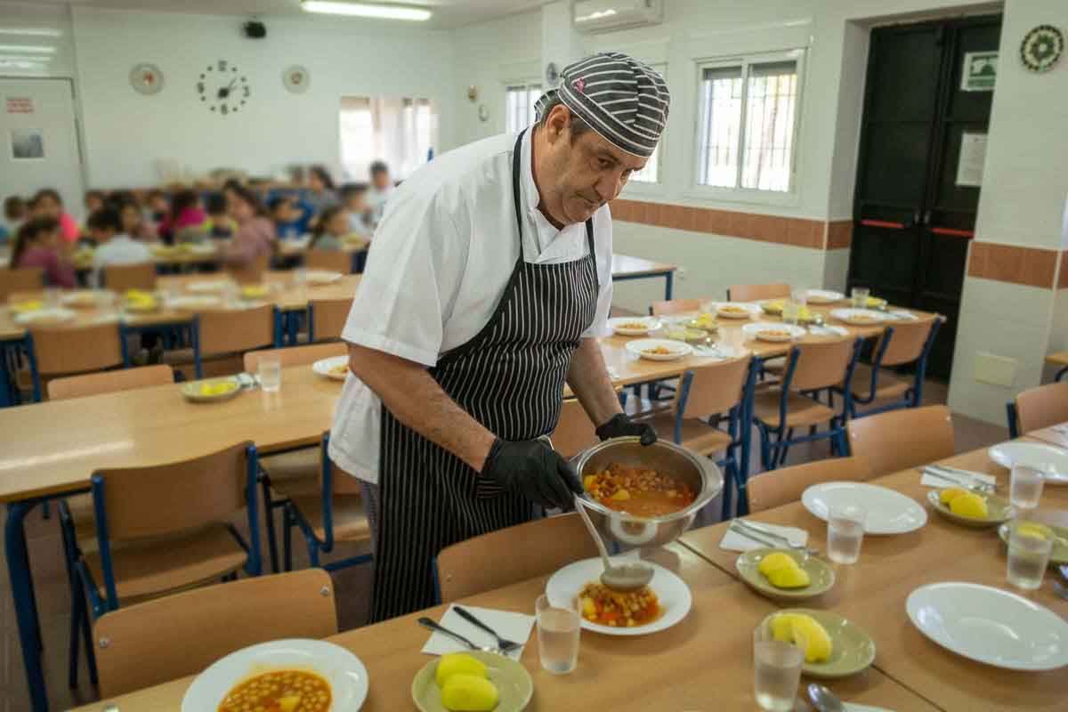 Imbroda quiere suprimir los 'caterings' en los comedores escolares por cocinas en los colegios. En la imagen, un trabajador de un comedor escolar. MANU GARCÍA