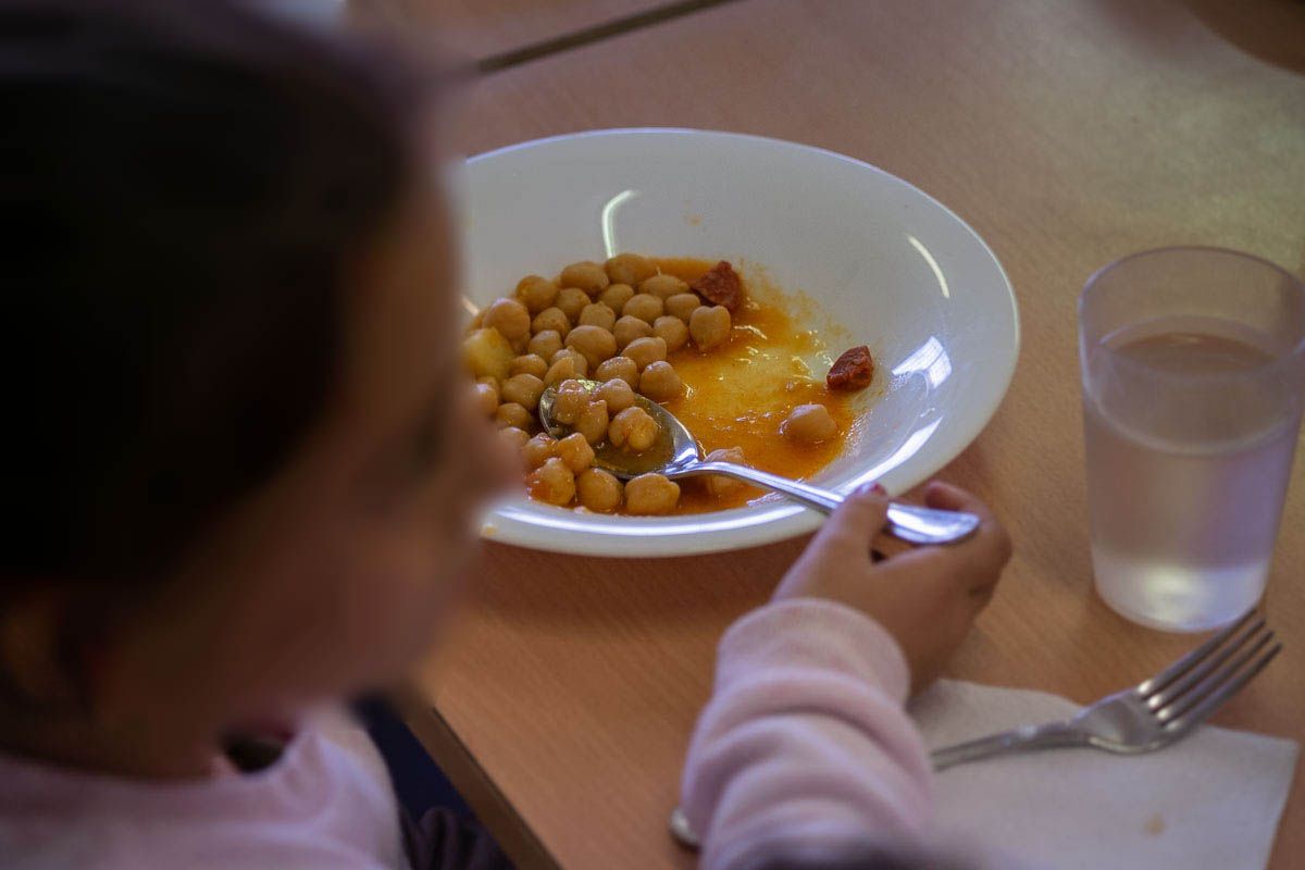 Una alumna comiendo en el comedor escolar. El CEIP Cuartillos tendrá que servir comida a domicilio hasta arreglar la avería en su cocina.