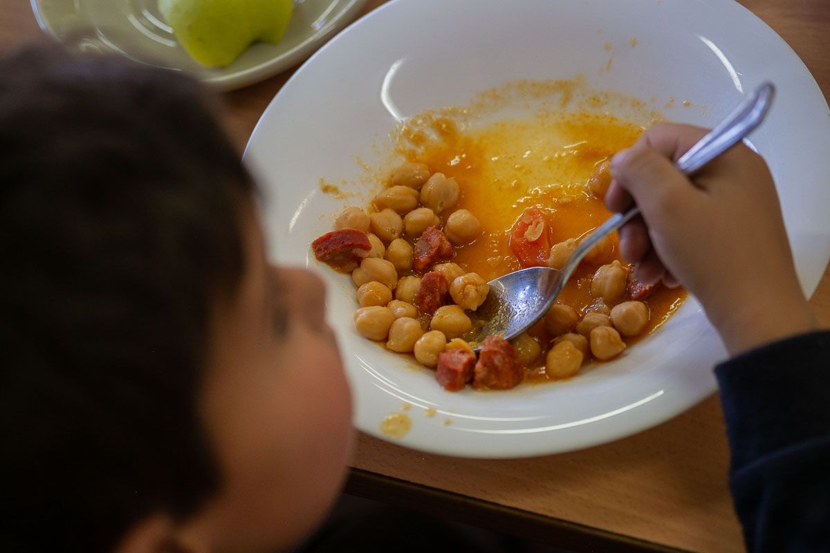 Un menor, en un comedor escolar de Jerez.
