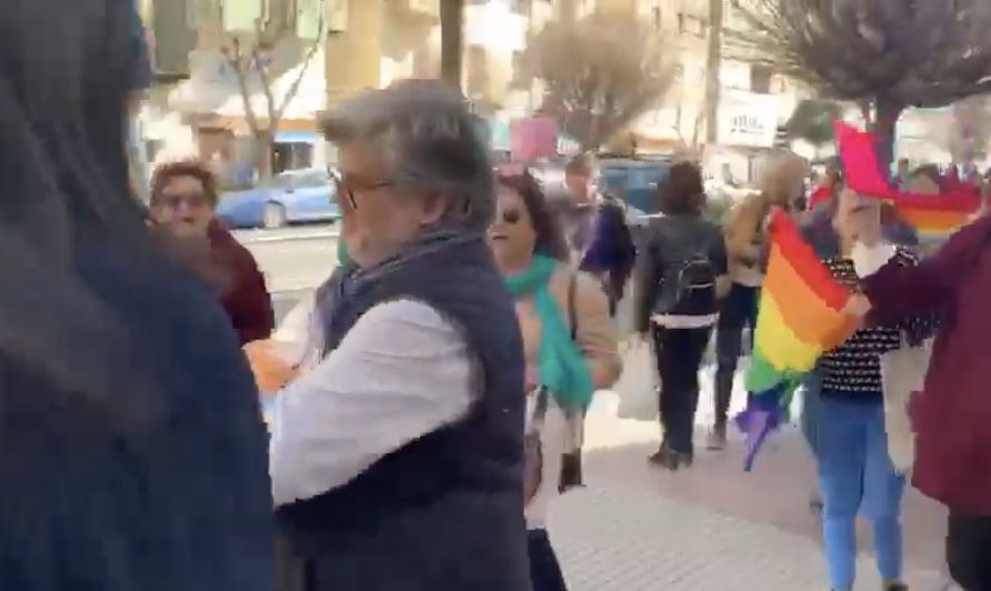 Un momento del intento de reparto del líder de Hazte Oír en Cádiz y cómo le increpan miembros de la plataforma. IMAGEN: RADIO CÁDIZ