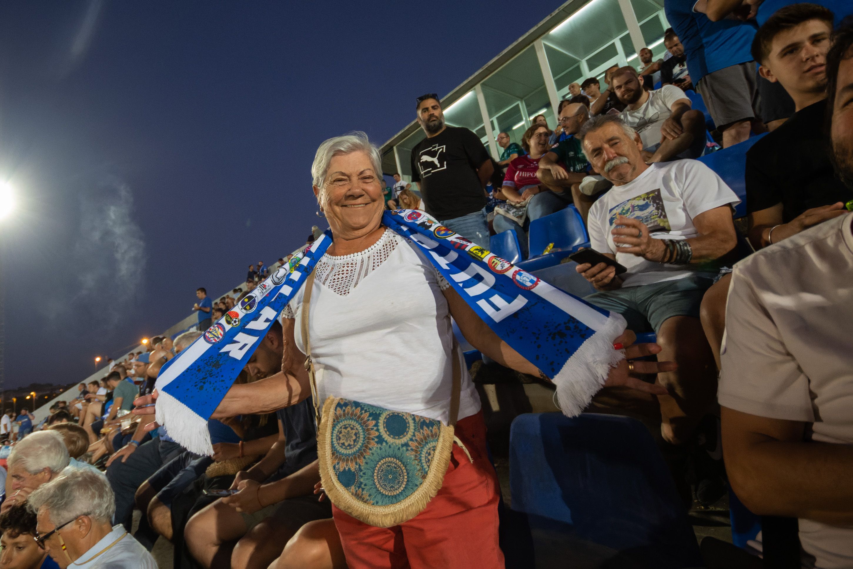 Una seguidora del Xerez DFC con la bufanda del Encuentro de Fútbol Popular que agrupa a una veintena de clubes españoles