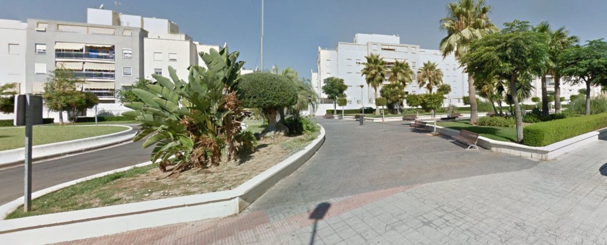 Uno de los parques de la barriada Puerta de Málaga, donde los agentes encontraron al hombre ensangrentado.