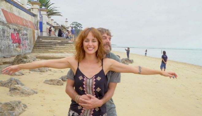 Un foto de los actores junto la escalera y la casa del rodaje. ATRESMEDIA
