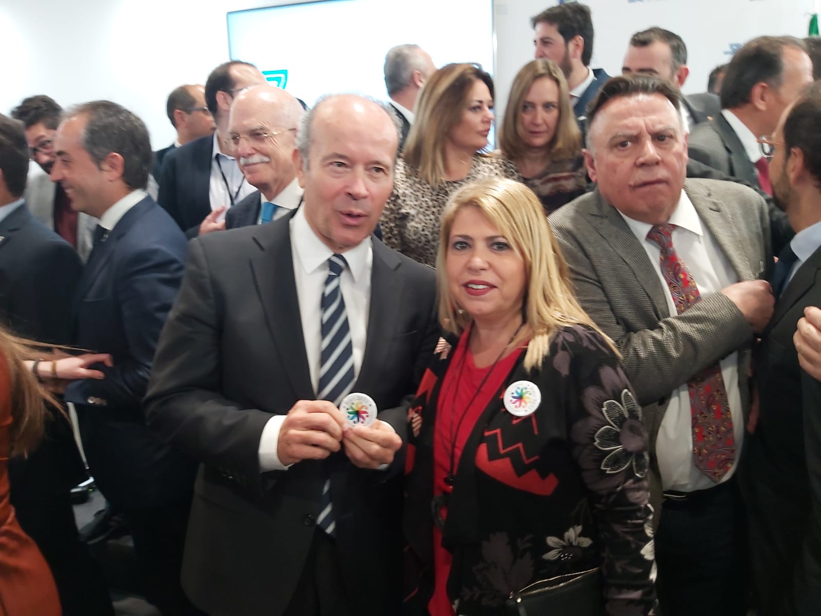 La alcaldesa y el ministro de Justicia, Juan Carlos Campo, con las chapas de Jerez 2031, en la pasada edición de Fitur.