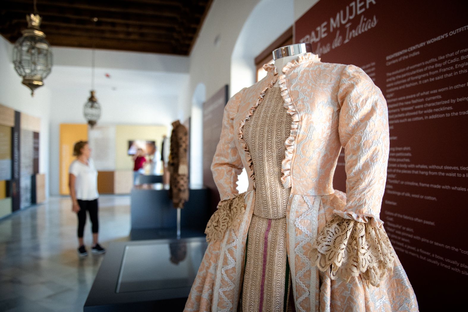 Traje femenino de época. MAURI BUHIGAS