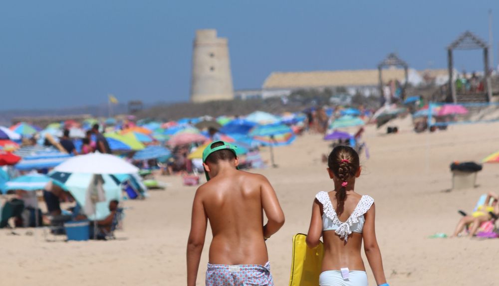 La playa de El Palmar arranca su temporada de verano con importantes mejoras.
