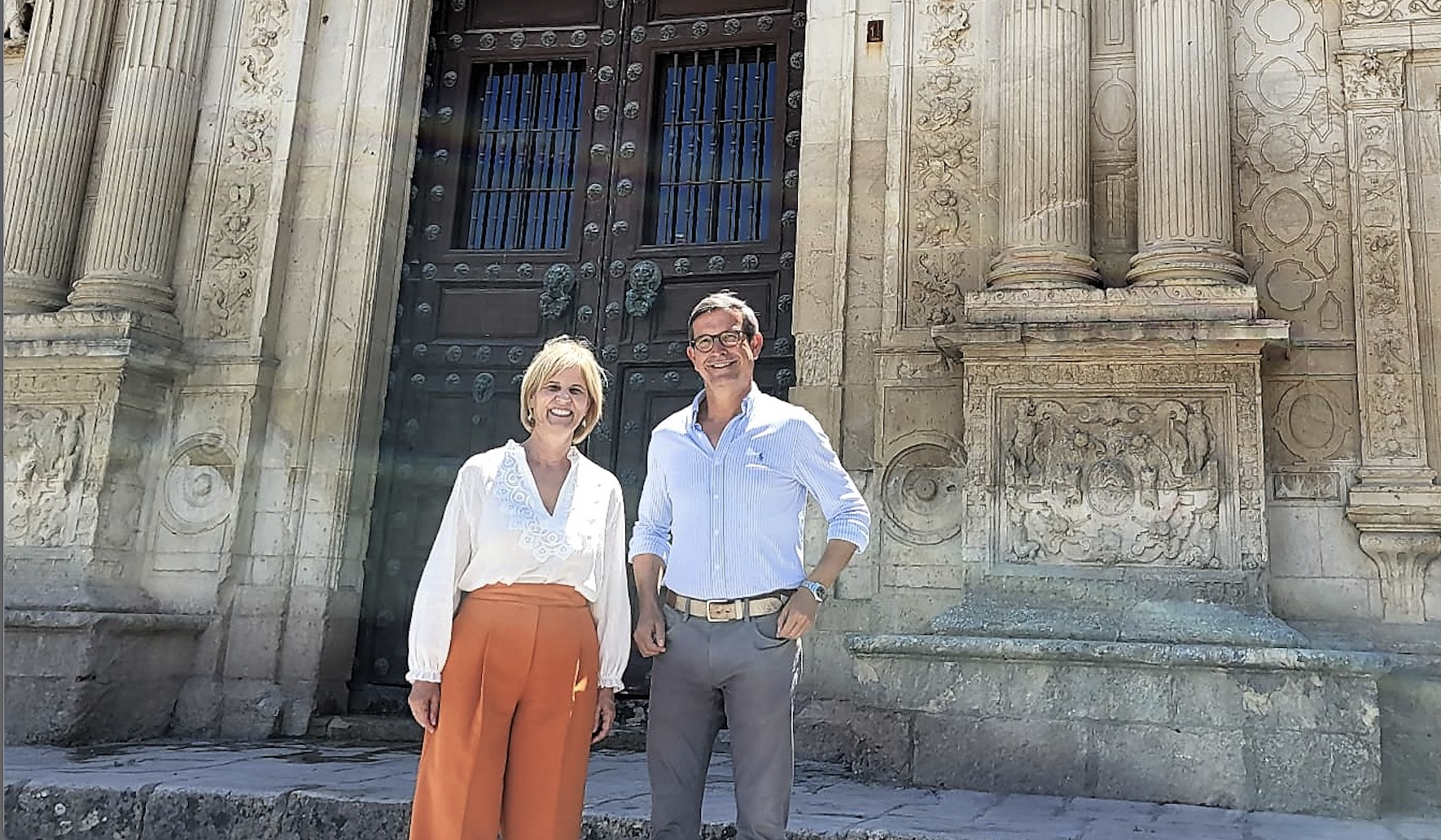 La alcaldesa y el consejero frente a la fachada del Cabildo antiguo.