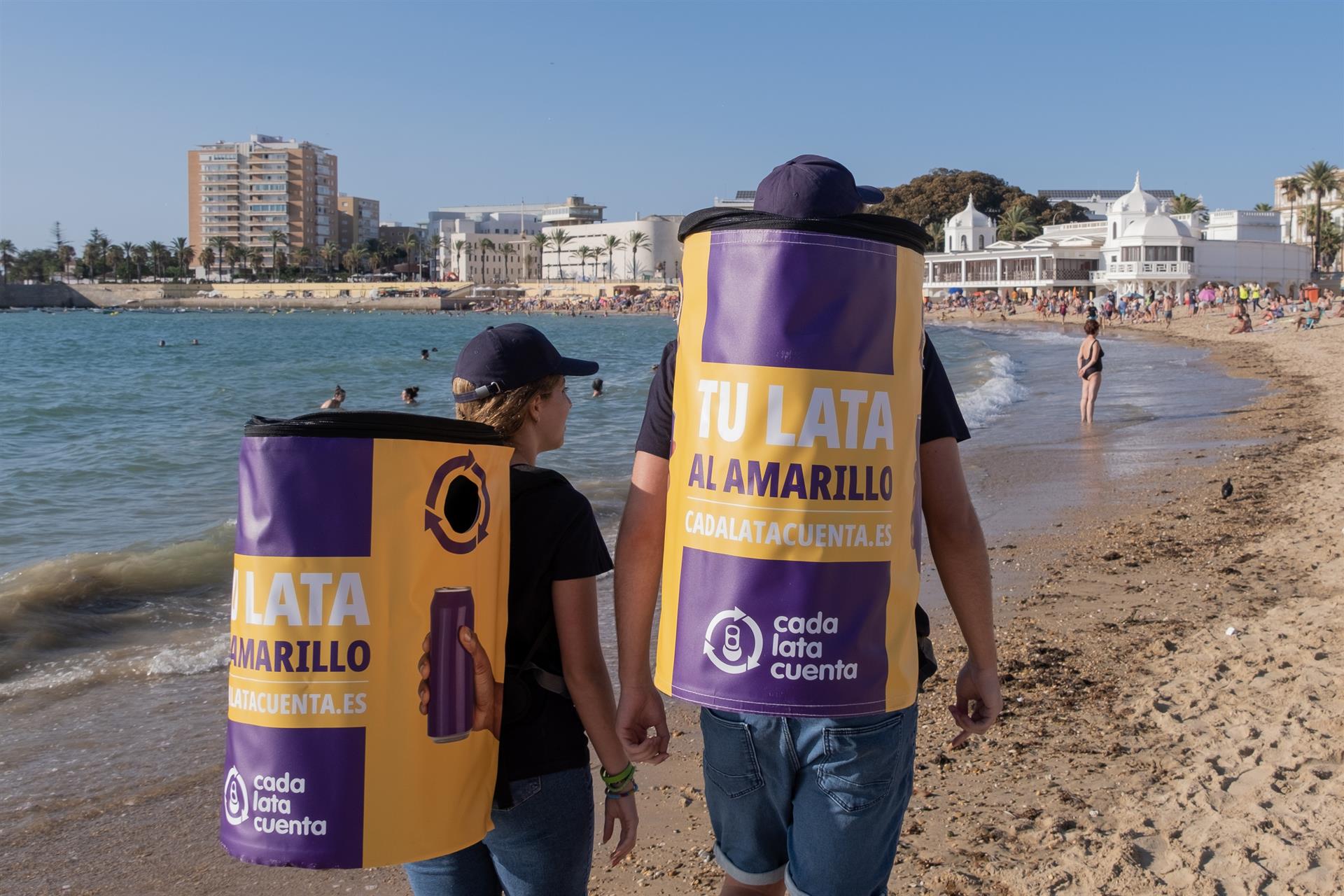 Dos educadores ambientales de Cádiz con la campaña 'Lata al amarillo'