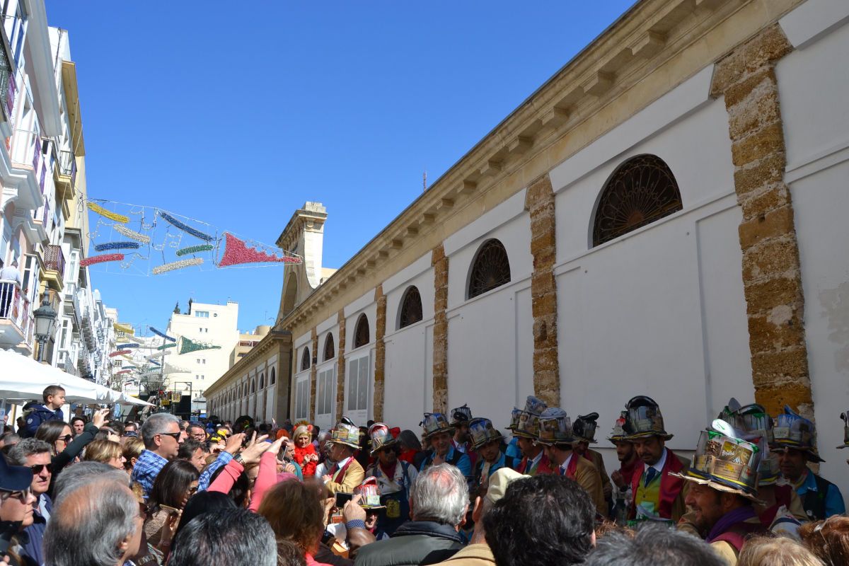El pasado carnaval de Cádiz. FOTO: Flickr Emijrp  Tres eventos gastronómicos, entre ellos una empanada popular con cerveza, se celebrarán en el Carnaval de Cádiz