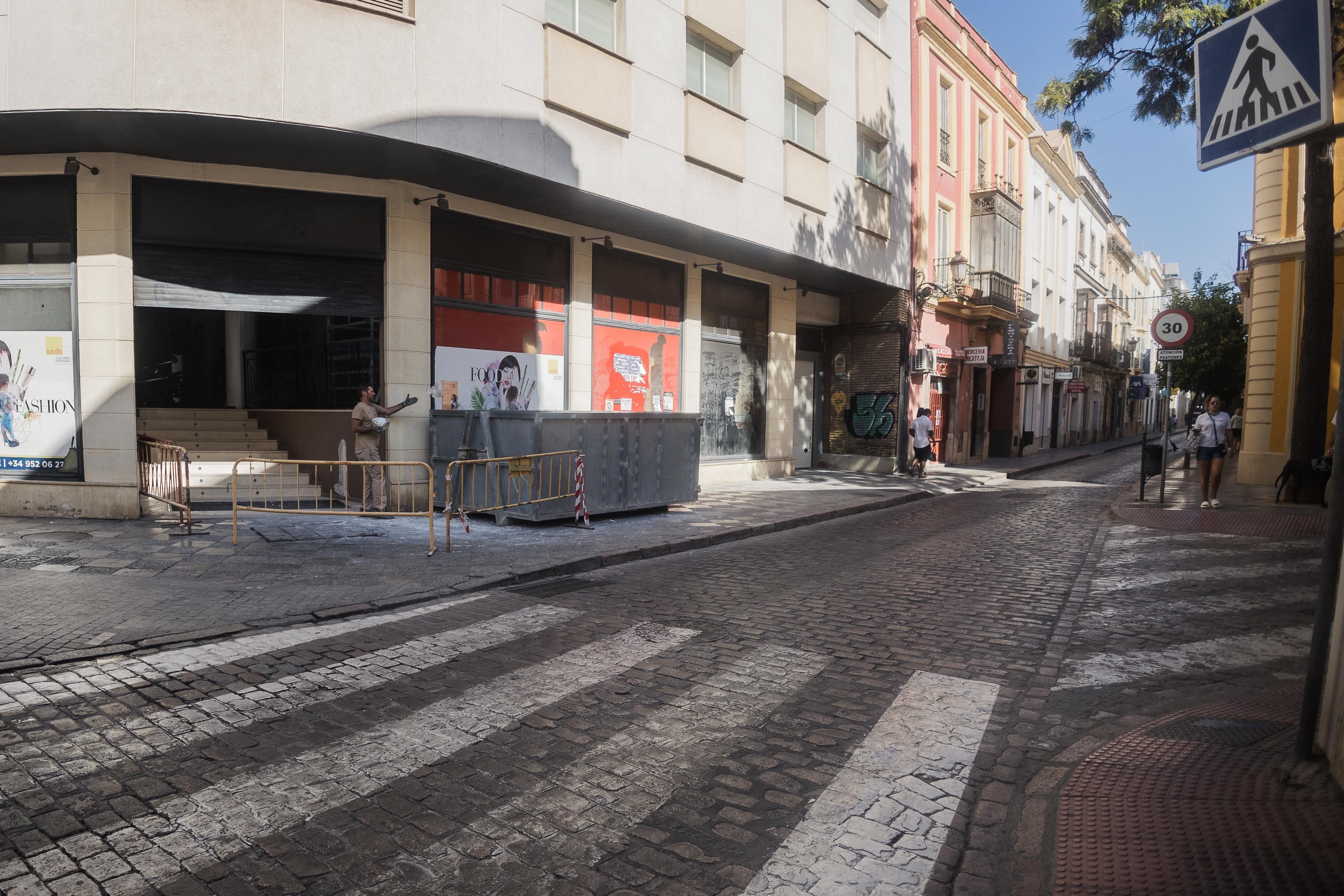 Continúan las obras este fin de semana en el antiguo local de Lefties, que albergará el cuarto Pepco de Jerez.