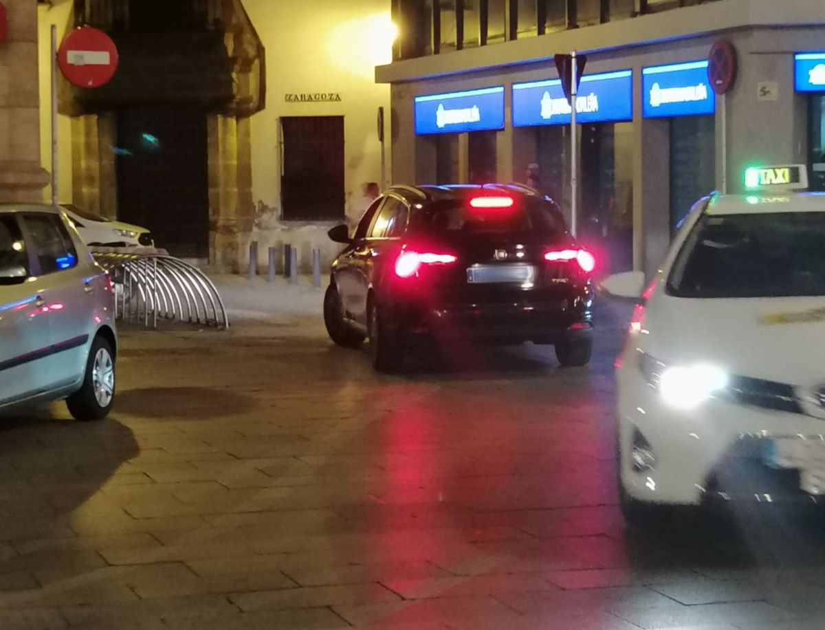 Un coche de licencia VTC, en Plaza Nueva junto a varios taxis. FOTO: EliteTaxi