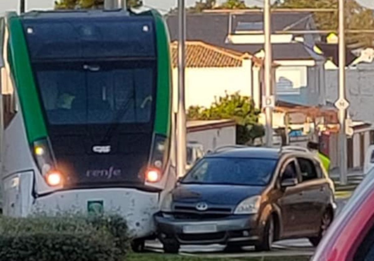 Imagen de la colisión entre el vehículo y el tranvía. FOTO: FB