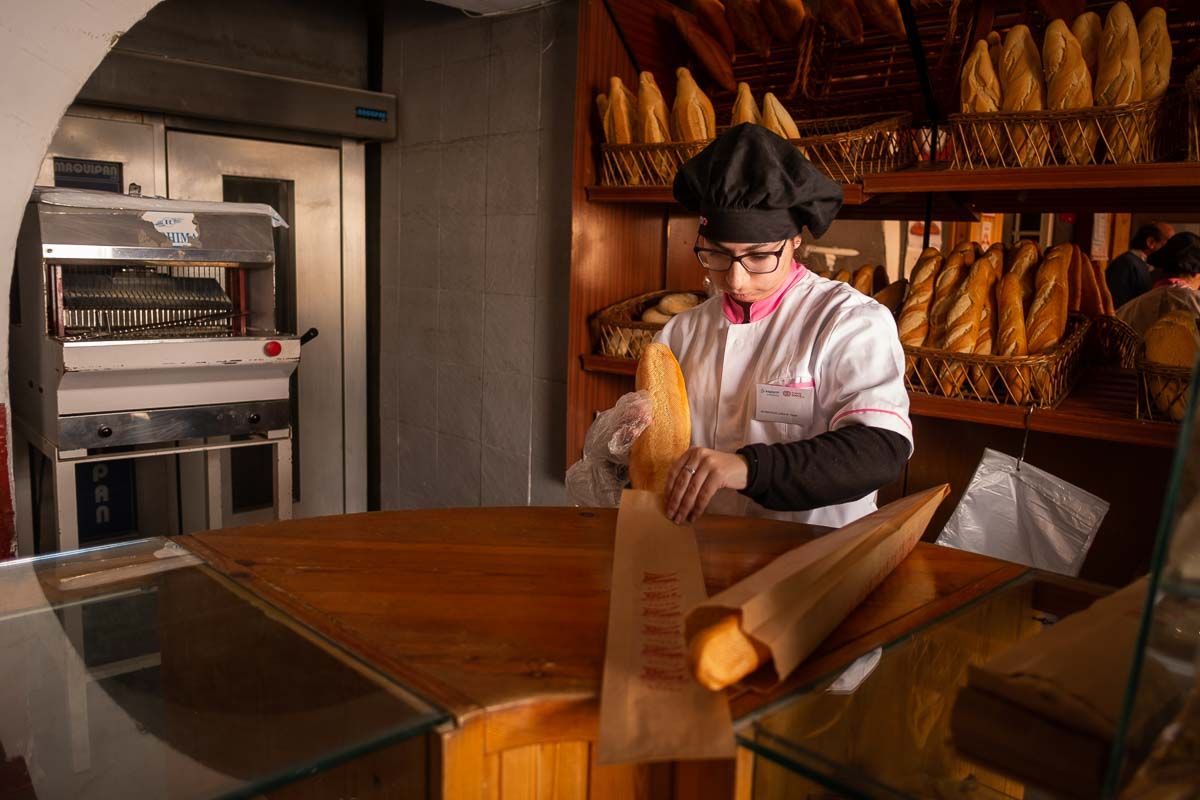 Zahira, atendiendo a un cliente en la panadería Santa Clara. FOTO: MANU GARCÍA