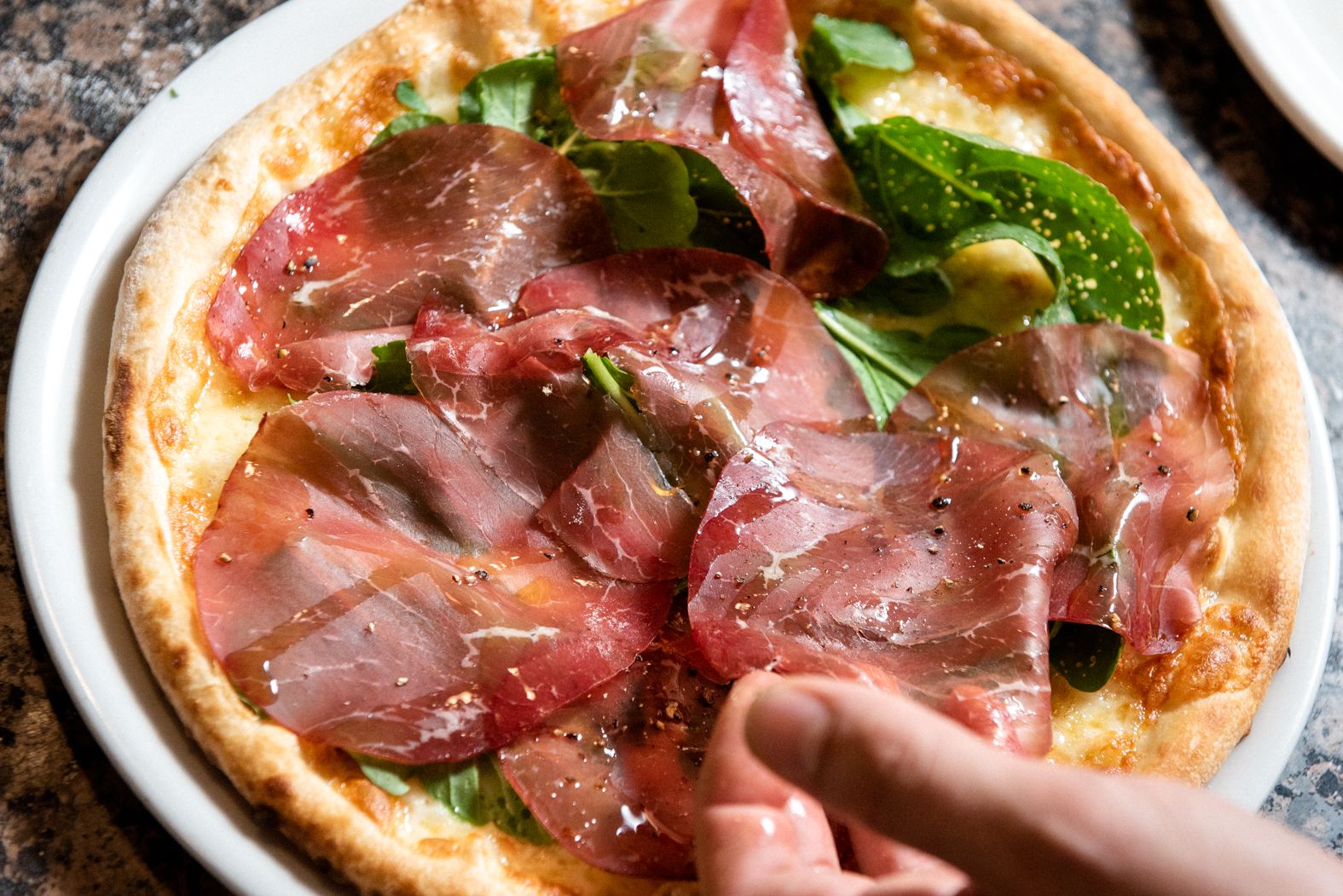 Una d elas clásica y auténticas pizzas italianas que elaboran en 'il Forno'.       MAURI BUHIGAS