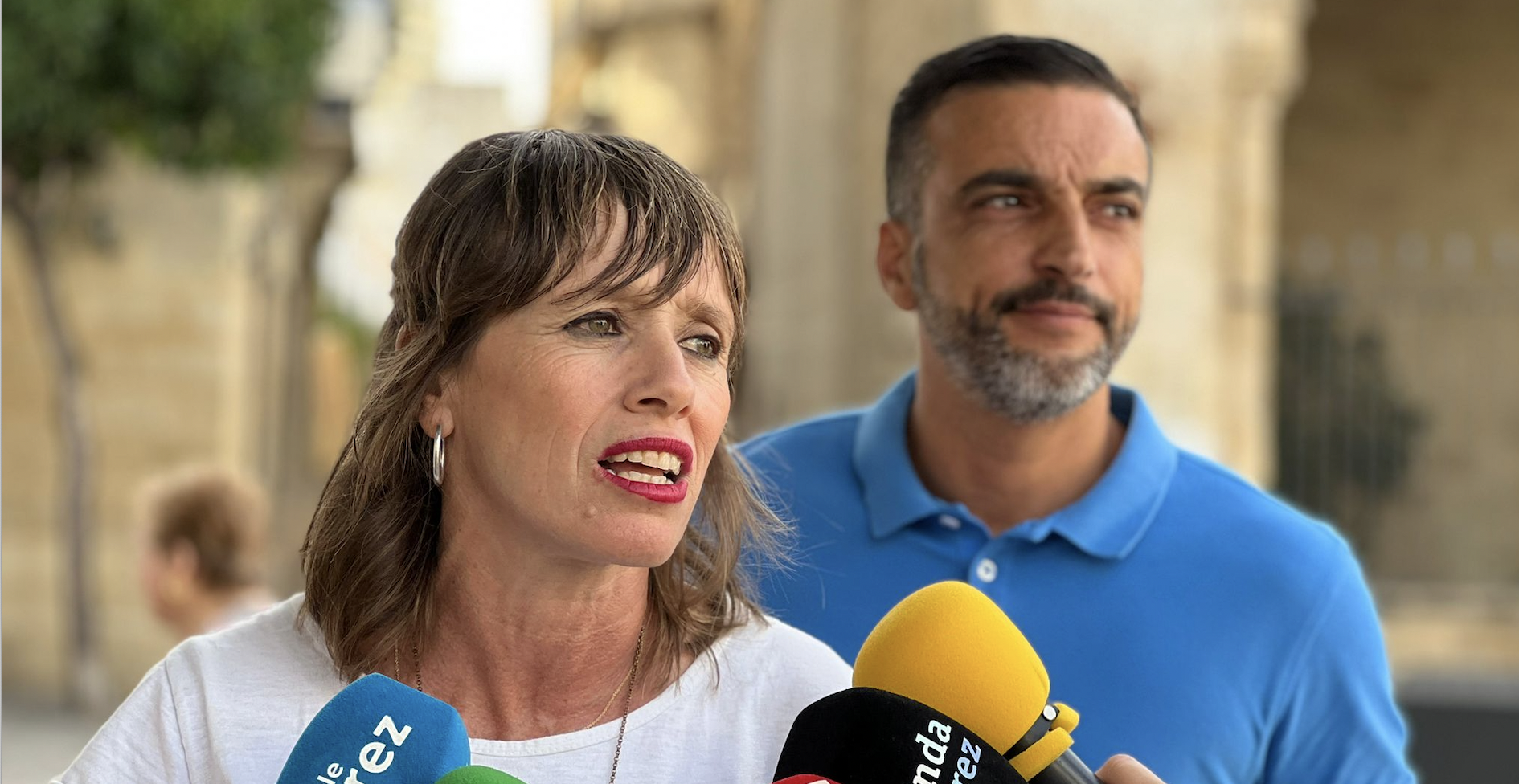 Laura Álvarez ante el portavoz socialista, José Antonio Díaz. El PSOE denuncia la subida de la factura del agua.