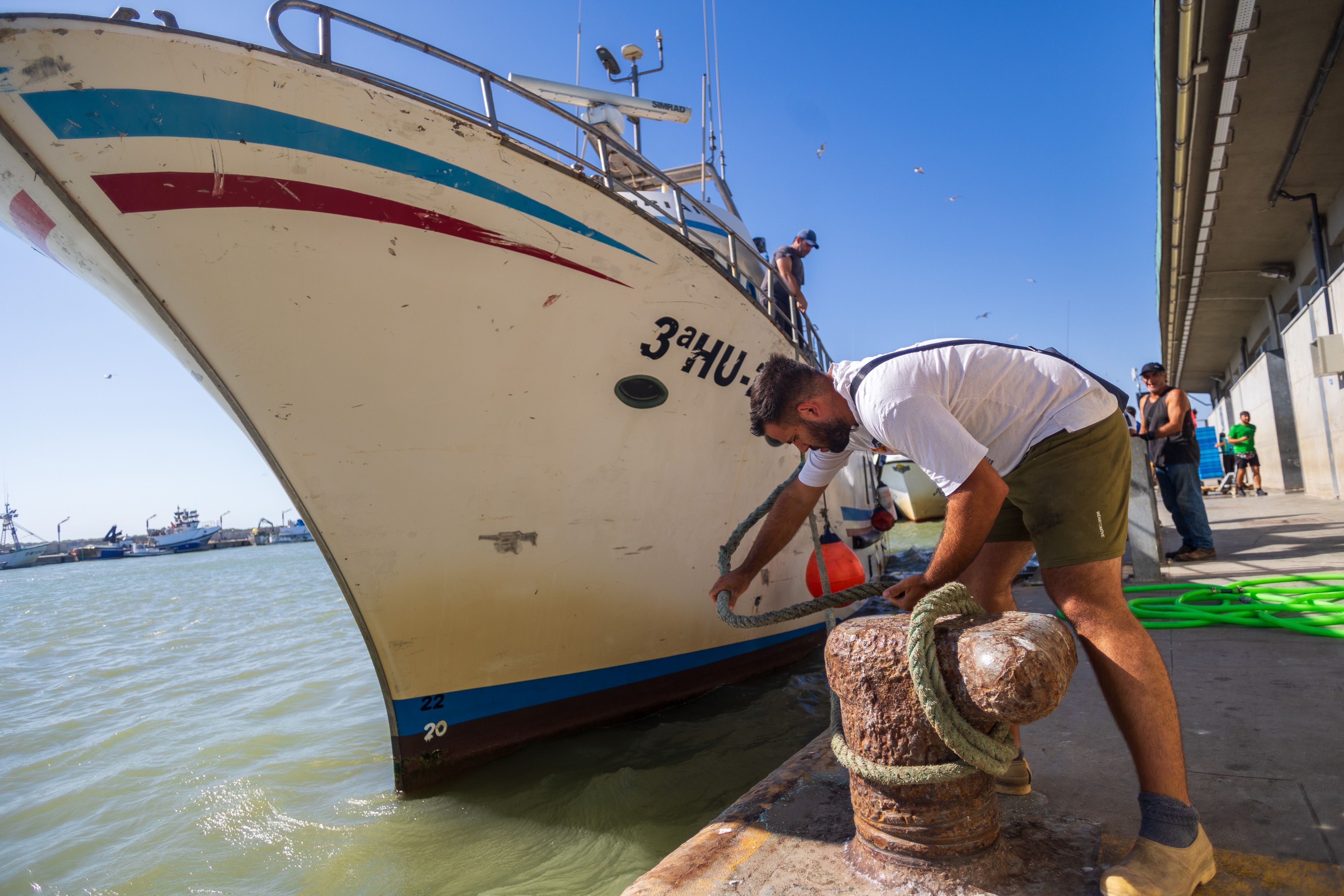 Las tareas de amarre en Sanlúcar.