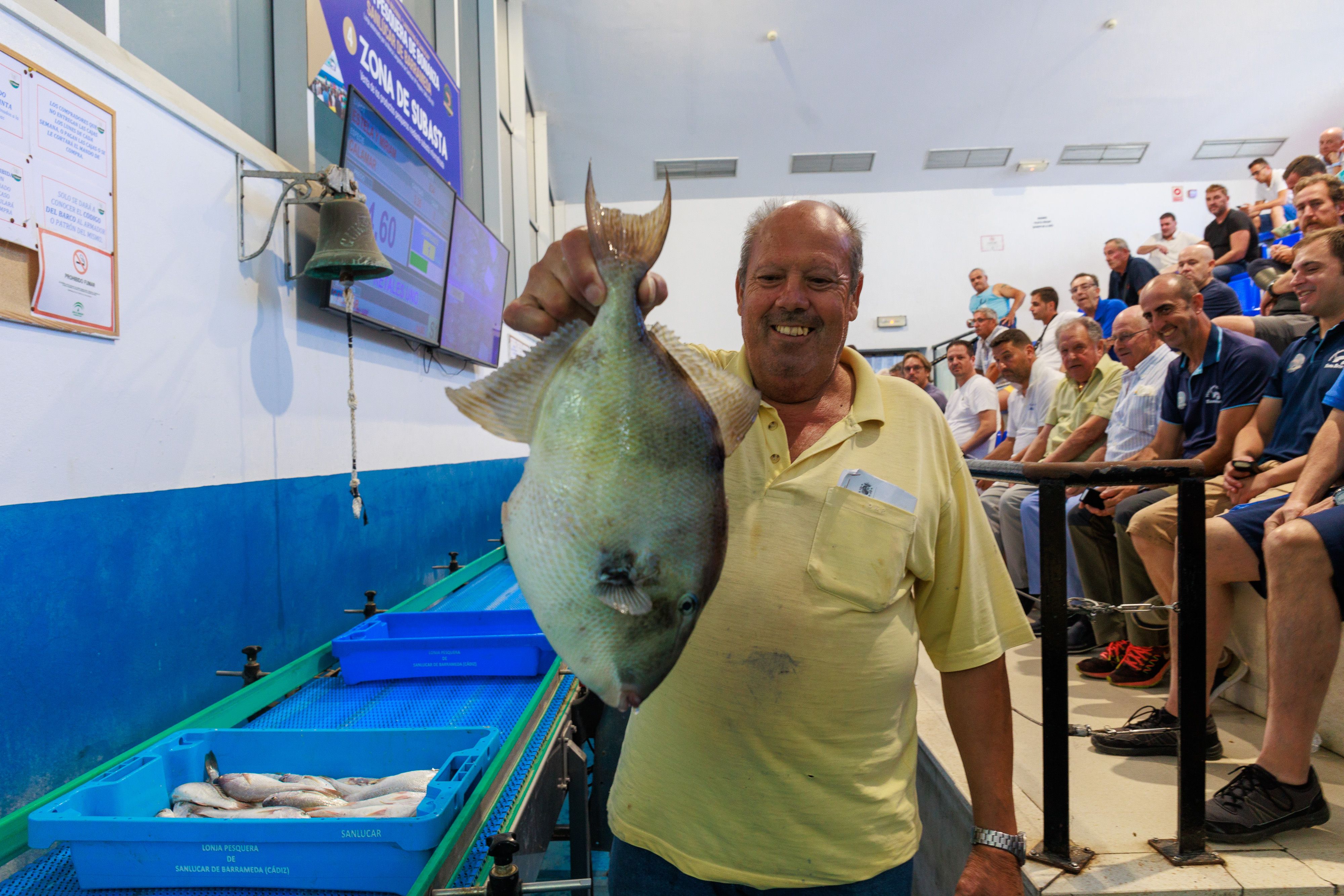 Un hombre muestra uno de los ejemplares.