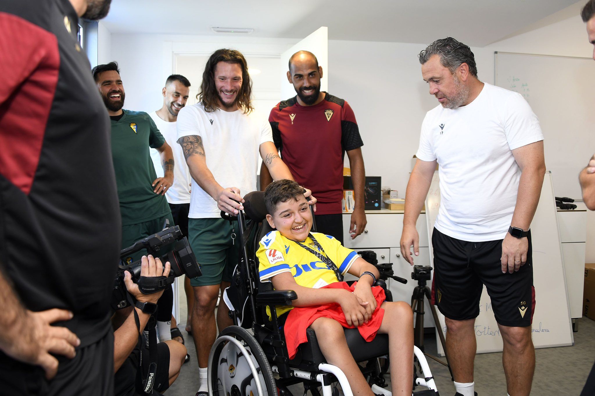 Un momento de la visita de Aarón al entrenamiento del Cádiz.