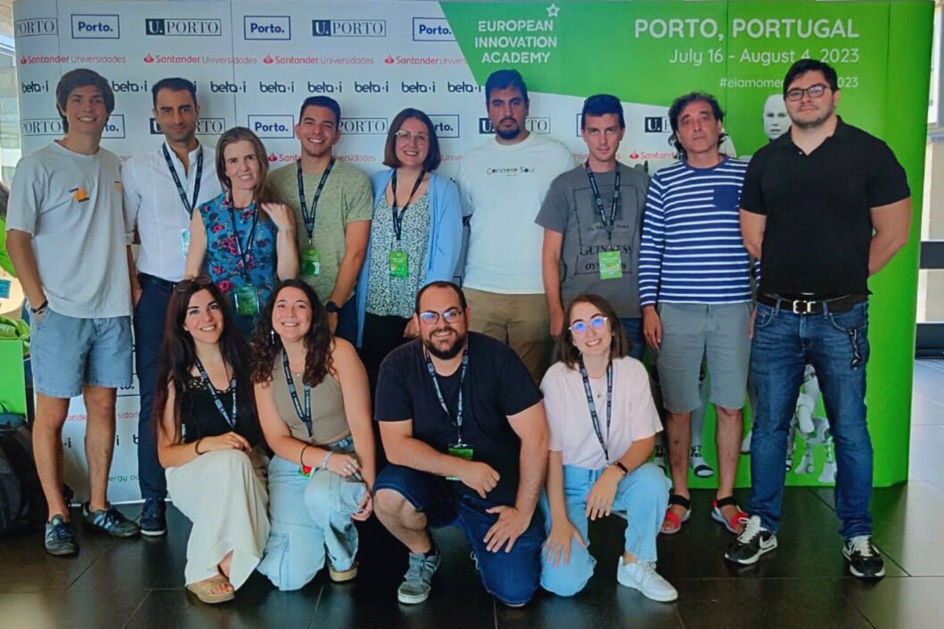 Los once estudiantes seleccionados de la US, en Oporto.