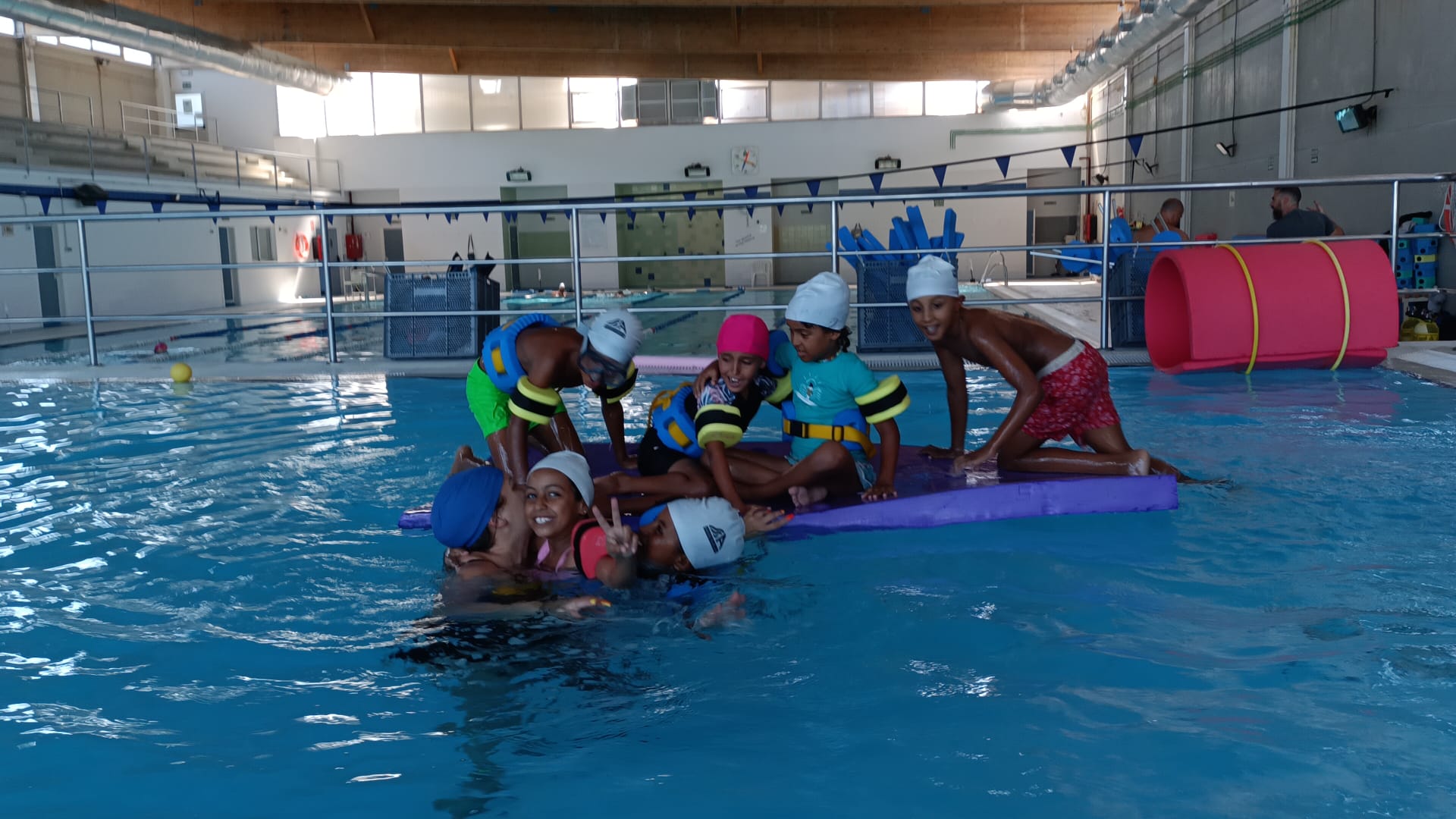 Niños saharauis acogidos por familias de Rota aprendiendo a nadar en la piscina municipal.