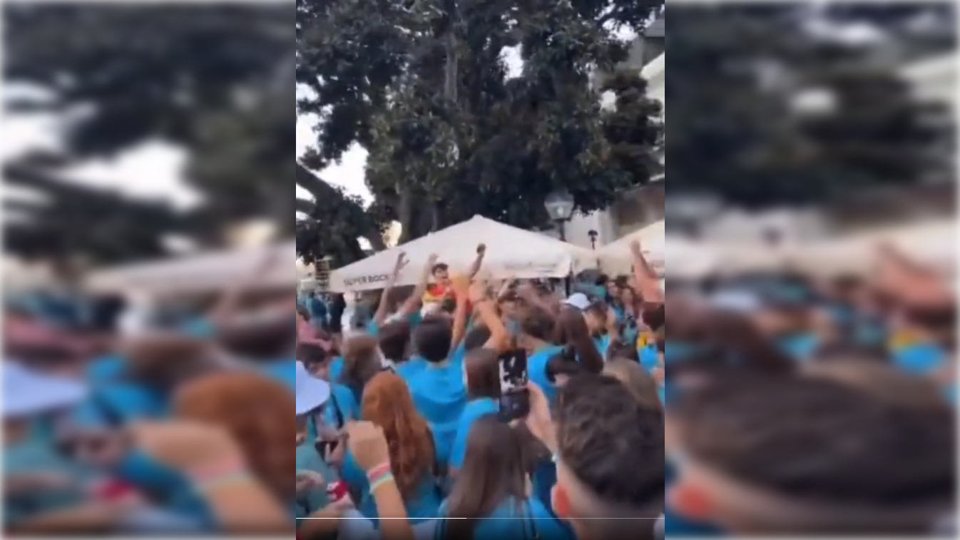 Jóvenes españoles en la JMJ con el brazo en alto, cantando el cara el sol en un vídeo viralizado por las redes sociales
